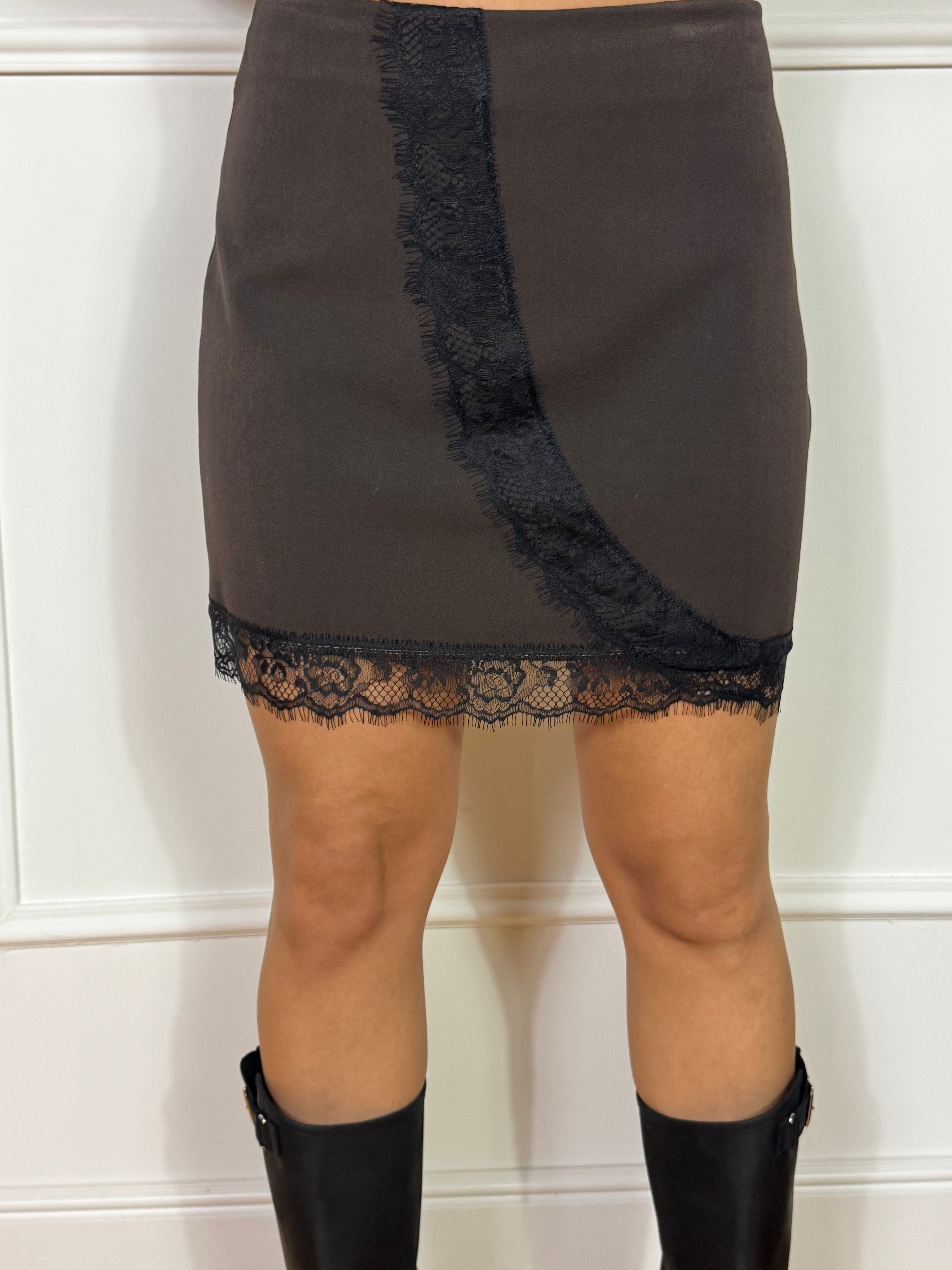 Minigonna liscia Susy Mix con inserti pizzo