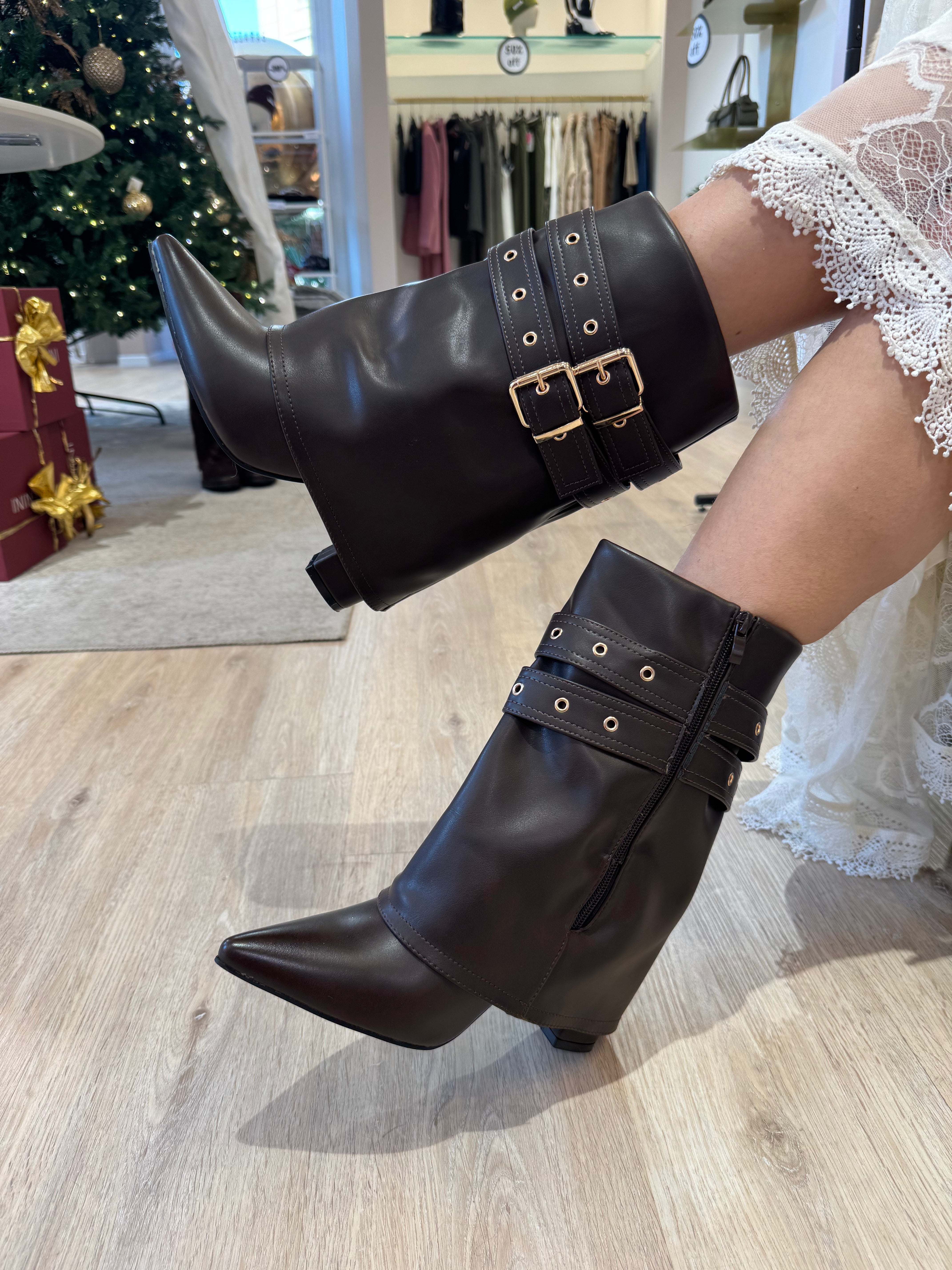 Stivaletto con tacco in ecopelle Kontatto fibbie e coprigambale