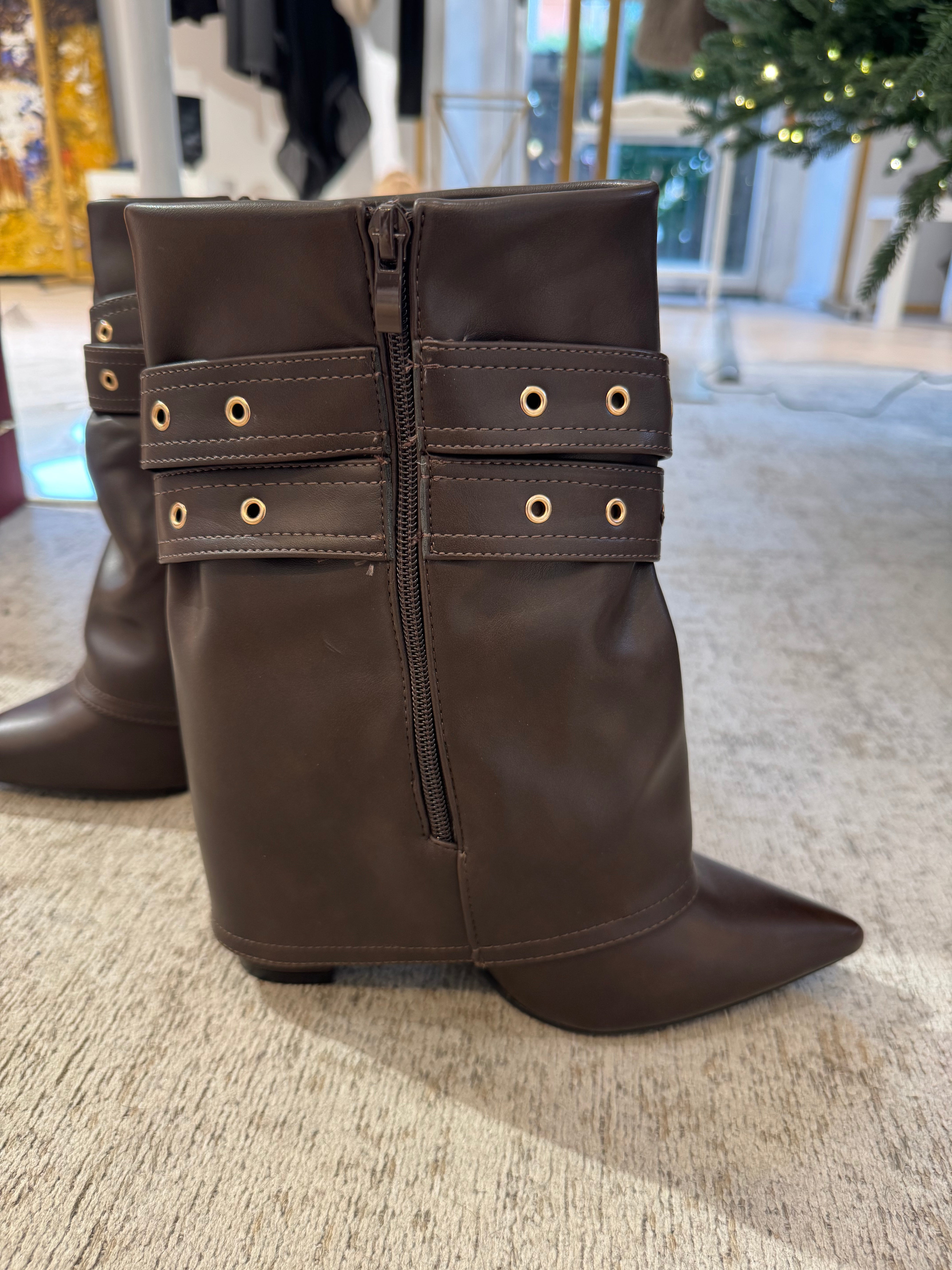 Stivaletto con tacco in ecopelle Kontatto fibbie e coprigambale