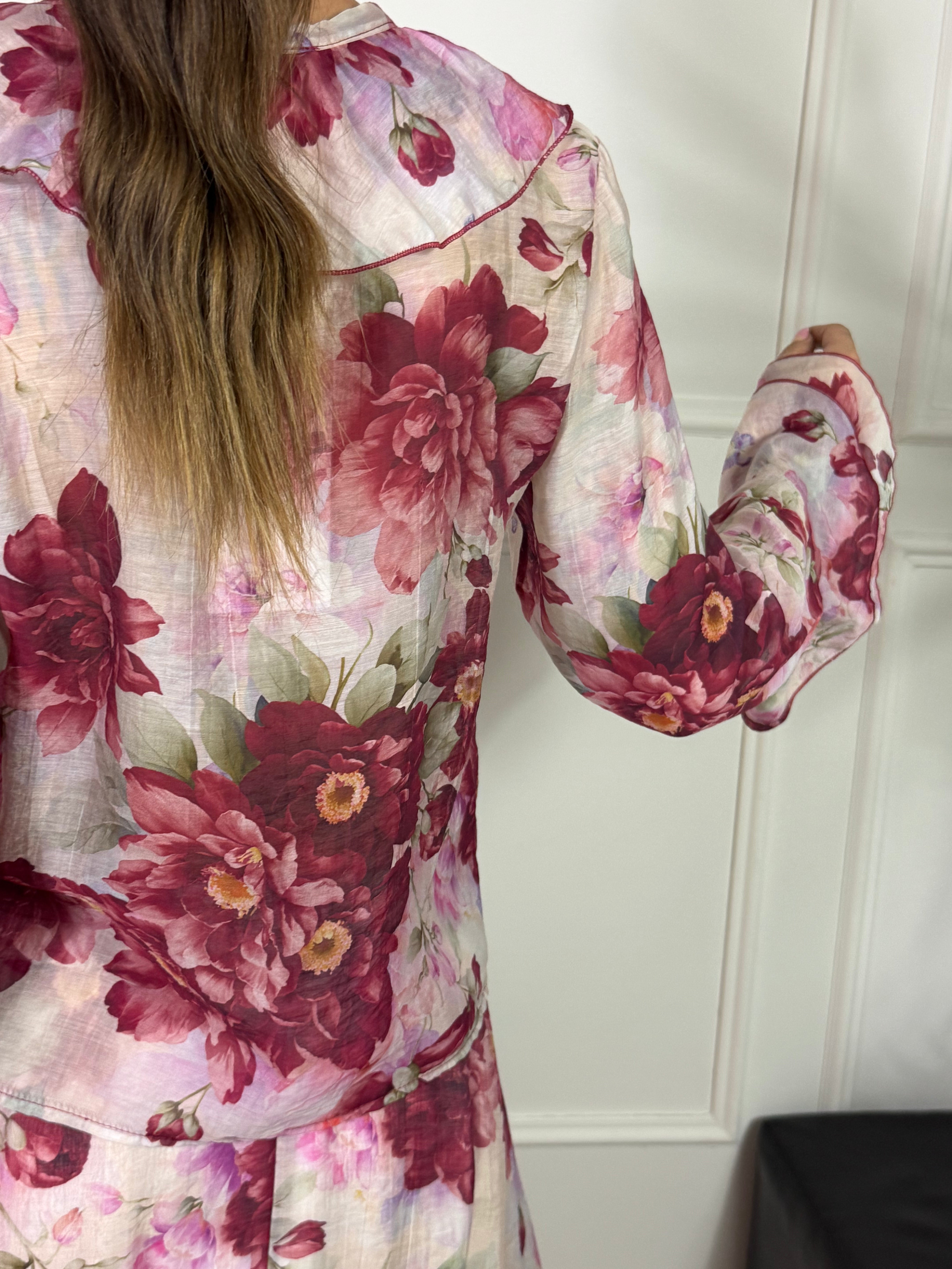 CAMICIA BLUSA Kikisix con volant fantasia fiori bordeaux