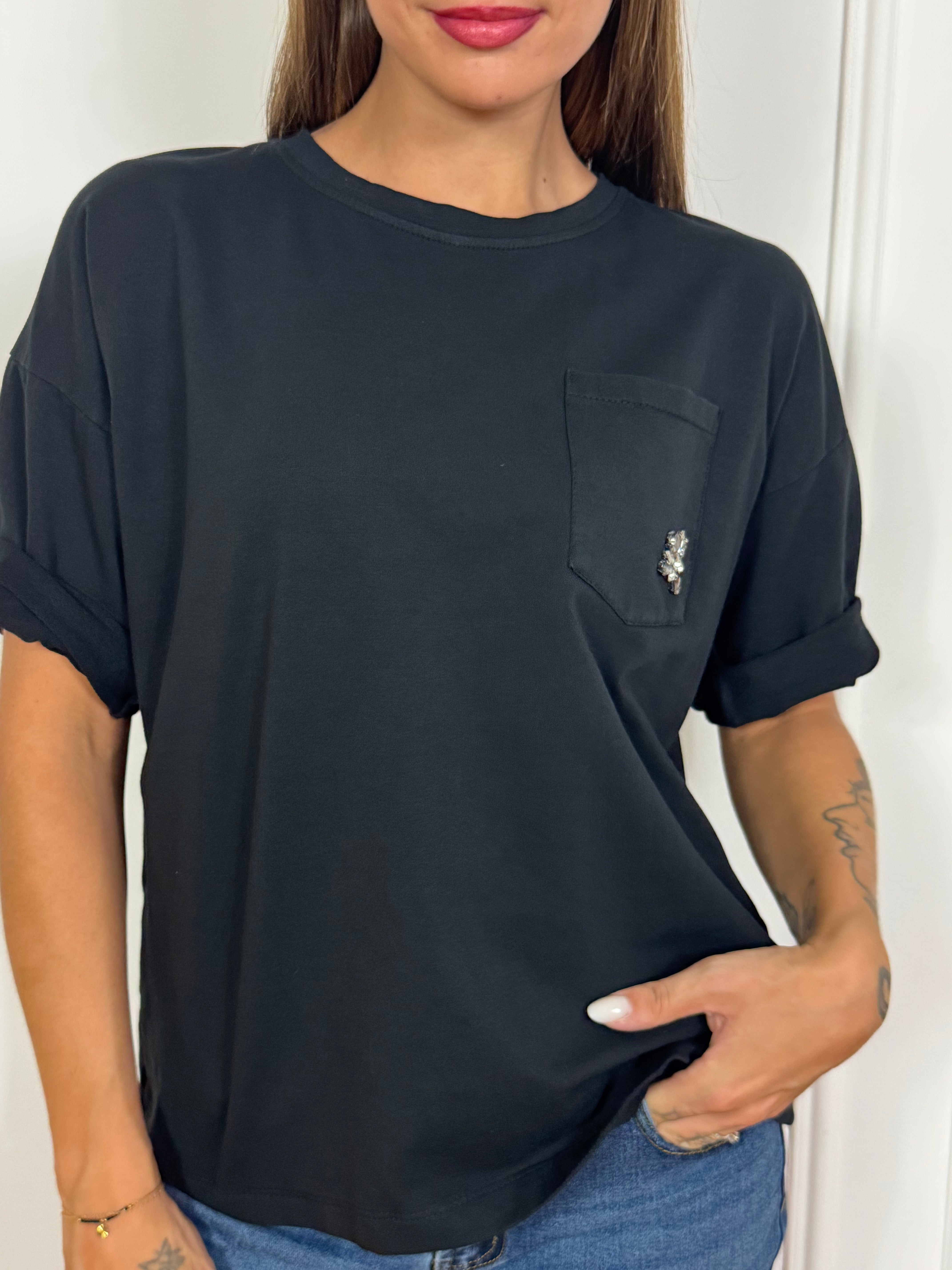 Maglia manica corta Kikisix con taschino e applicazione gioiello