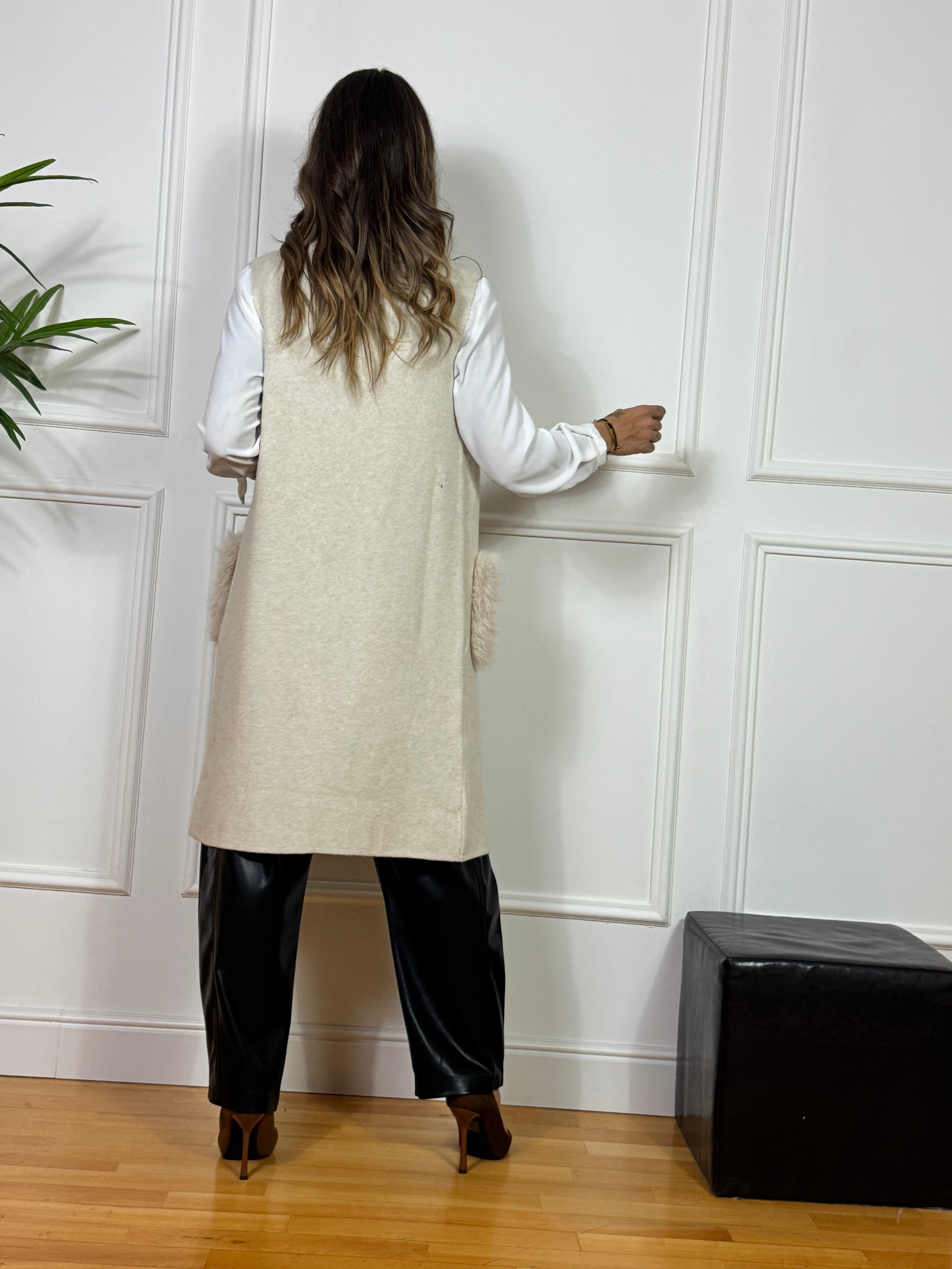 Gilet lungo in maglia Susy Mix con tasche in ecopelliccia