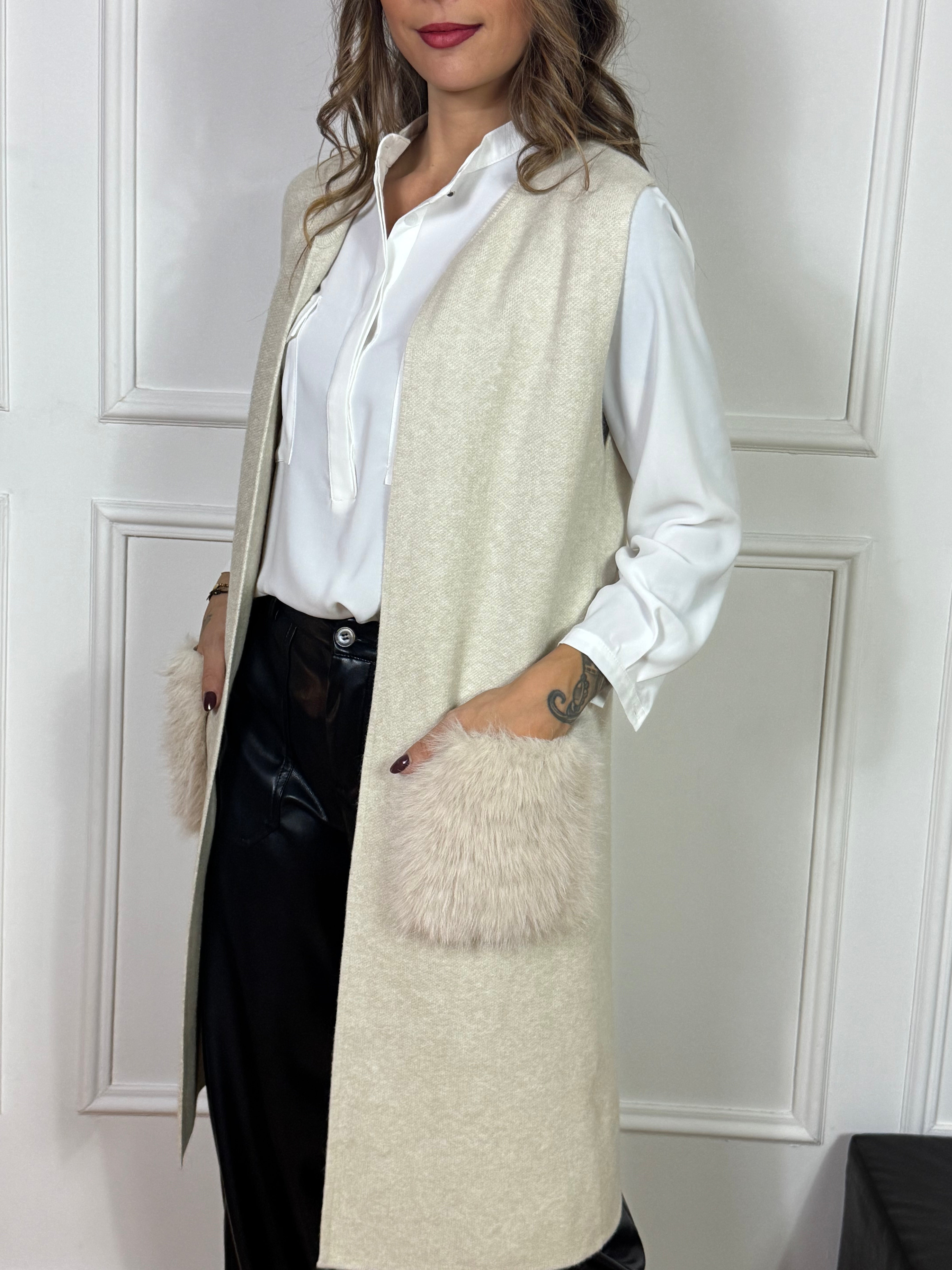 Gilet lungo in maglia Susy Mix con tasche in ecopelliccia