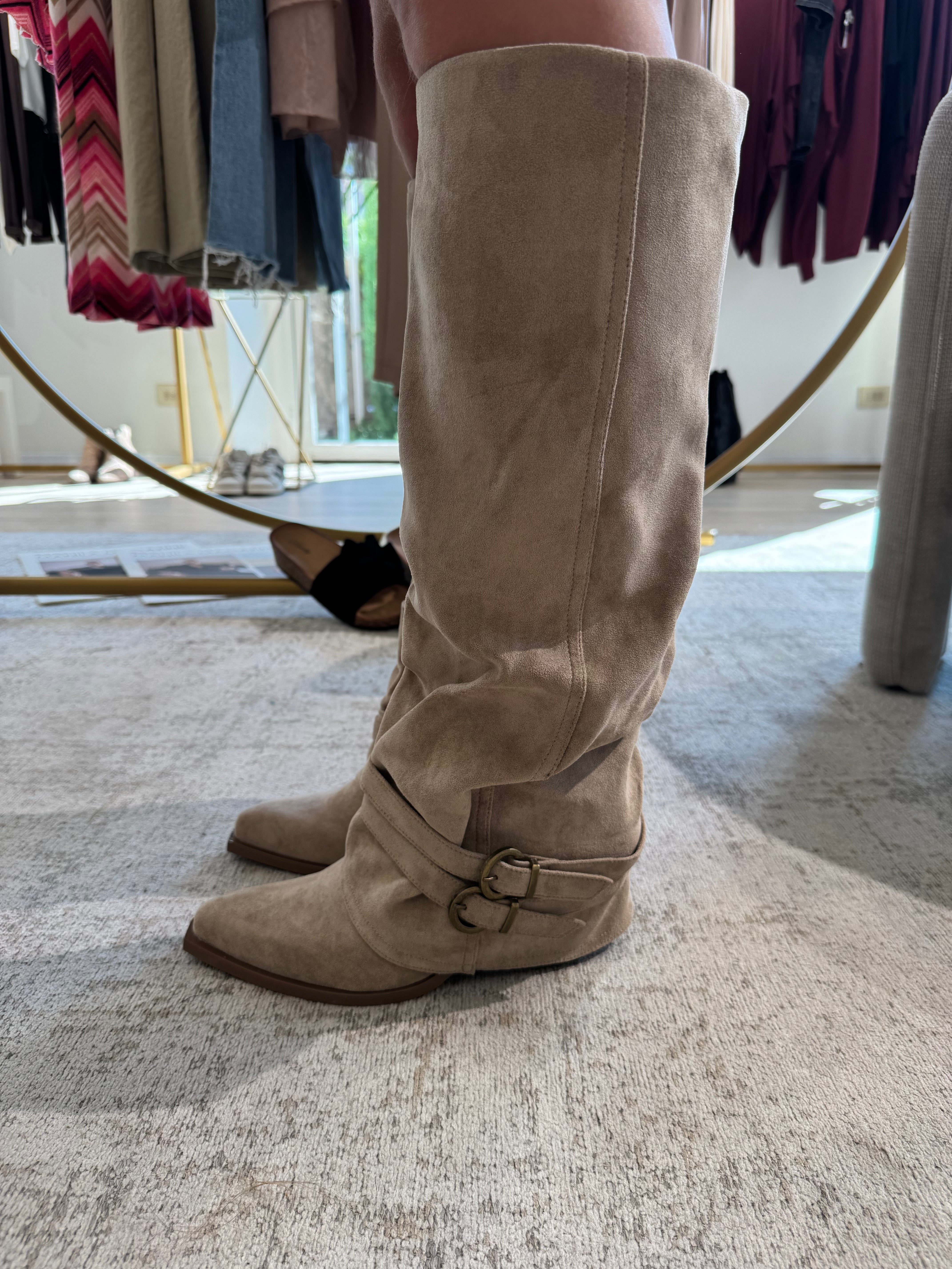 Stivale alto scamosciato con coprigambale e fibbie