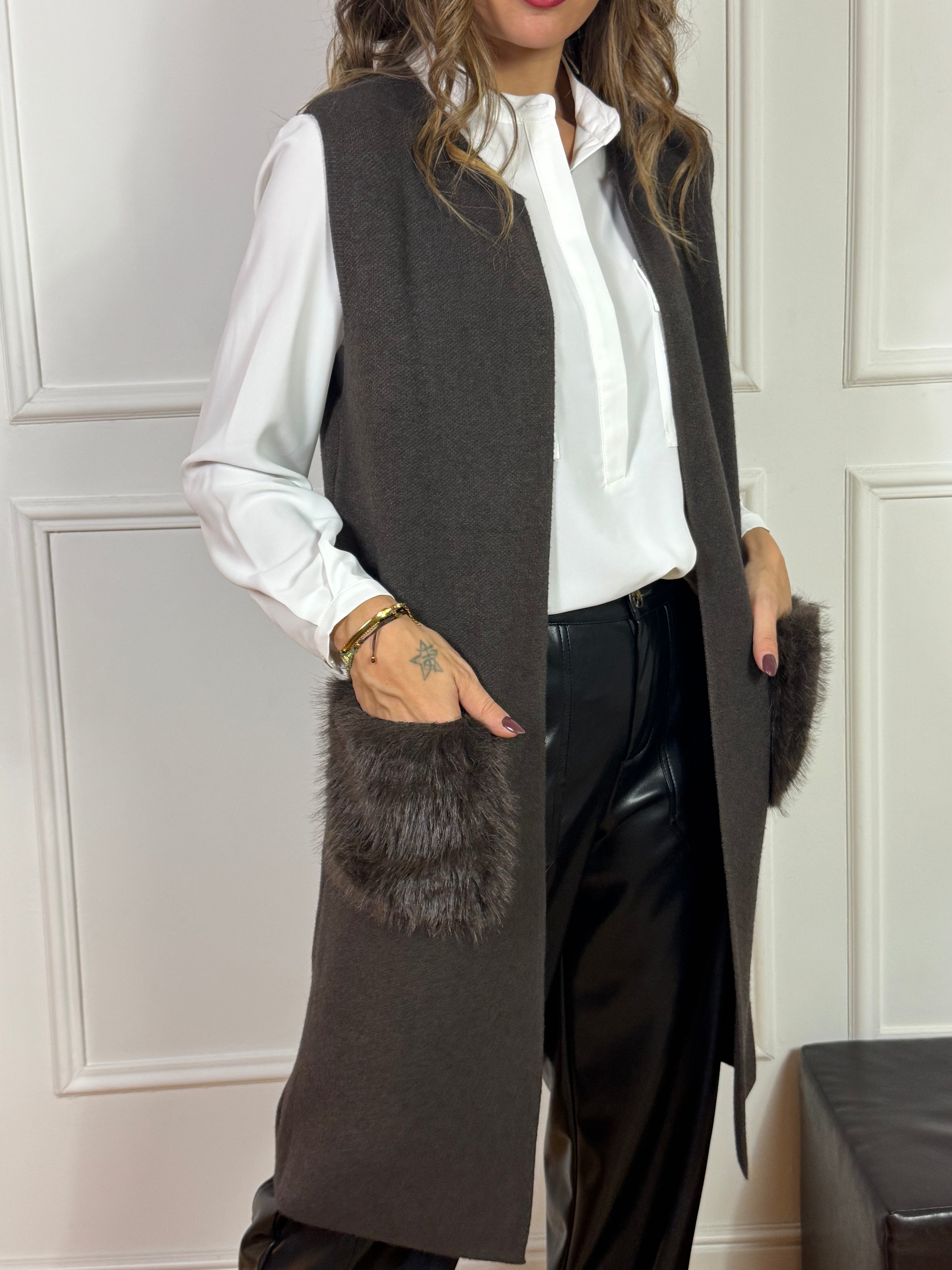 Gilet lungo in maglia Susy Mix con tasche in ecopelliccia