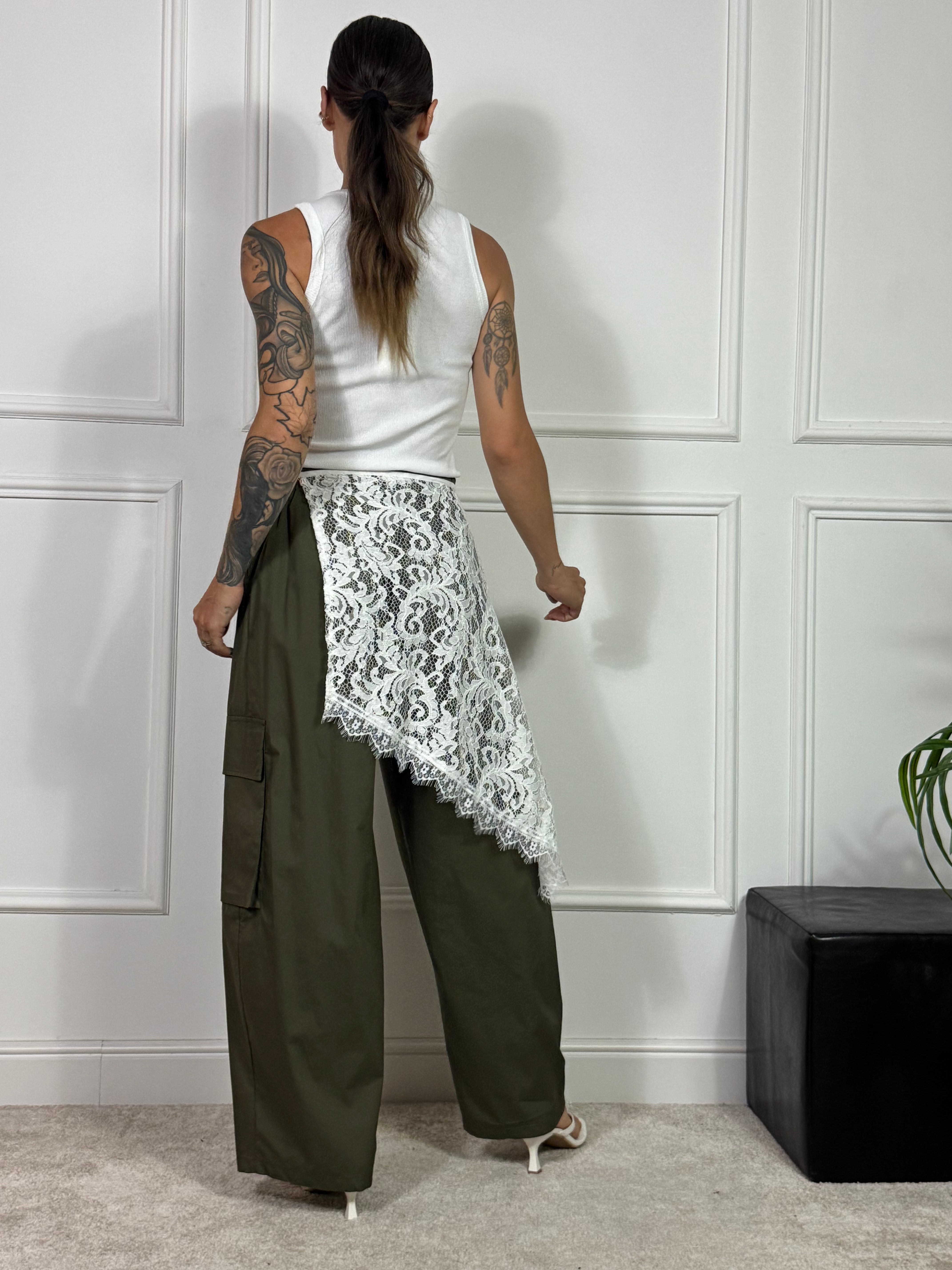 Pantalone Susy Mix cargo con pareo pizzo