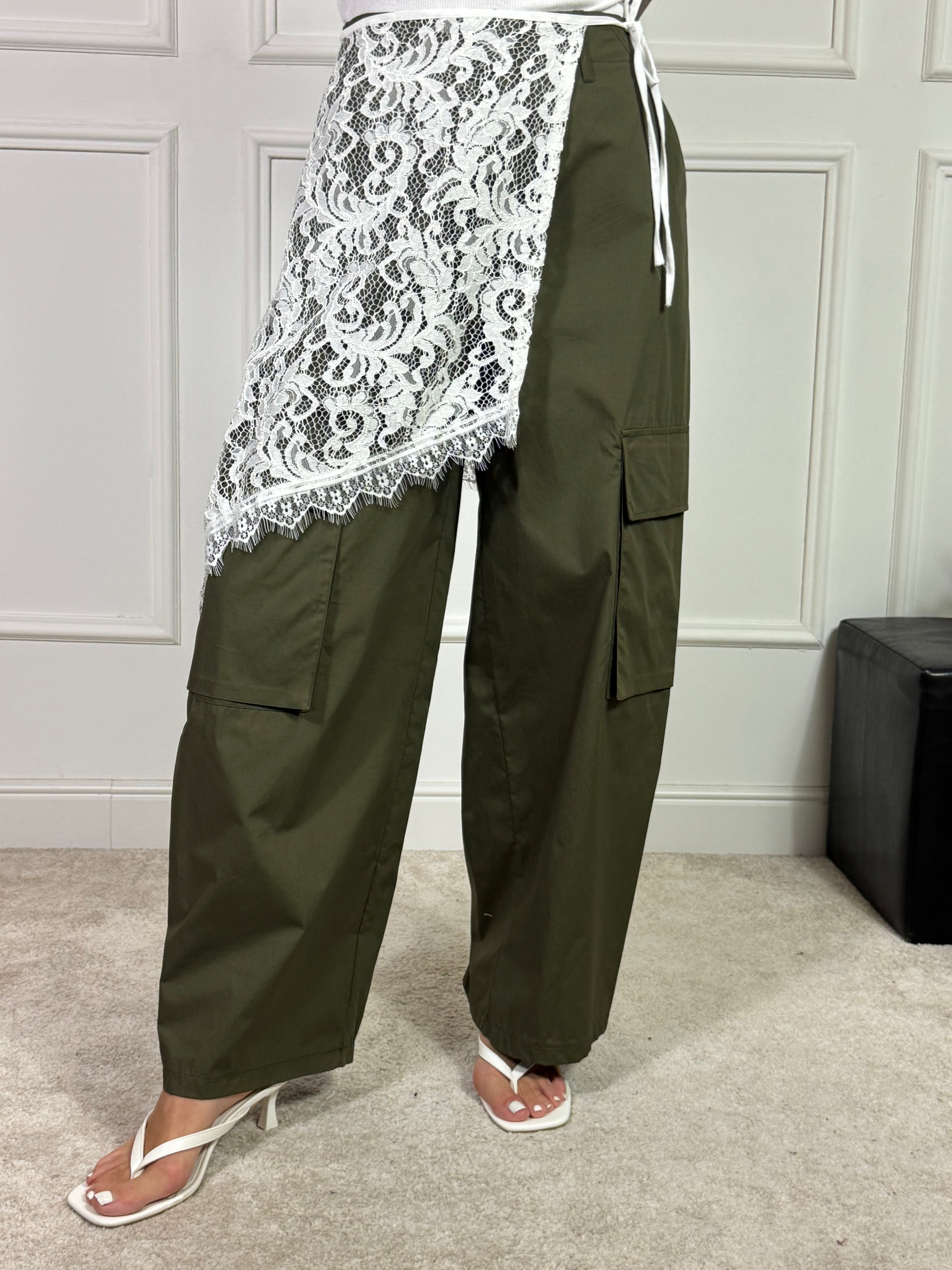 Pantalone Susy Mix cargo con pareo pizzo
