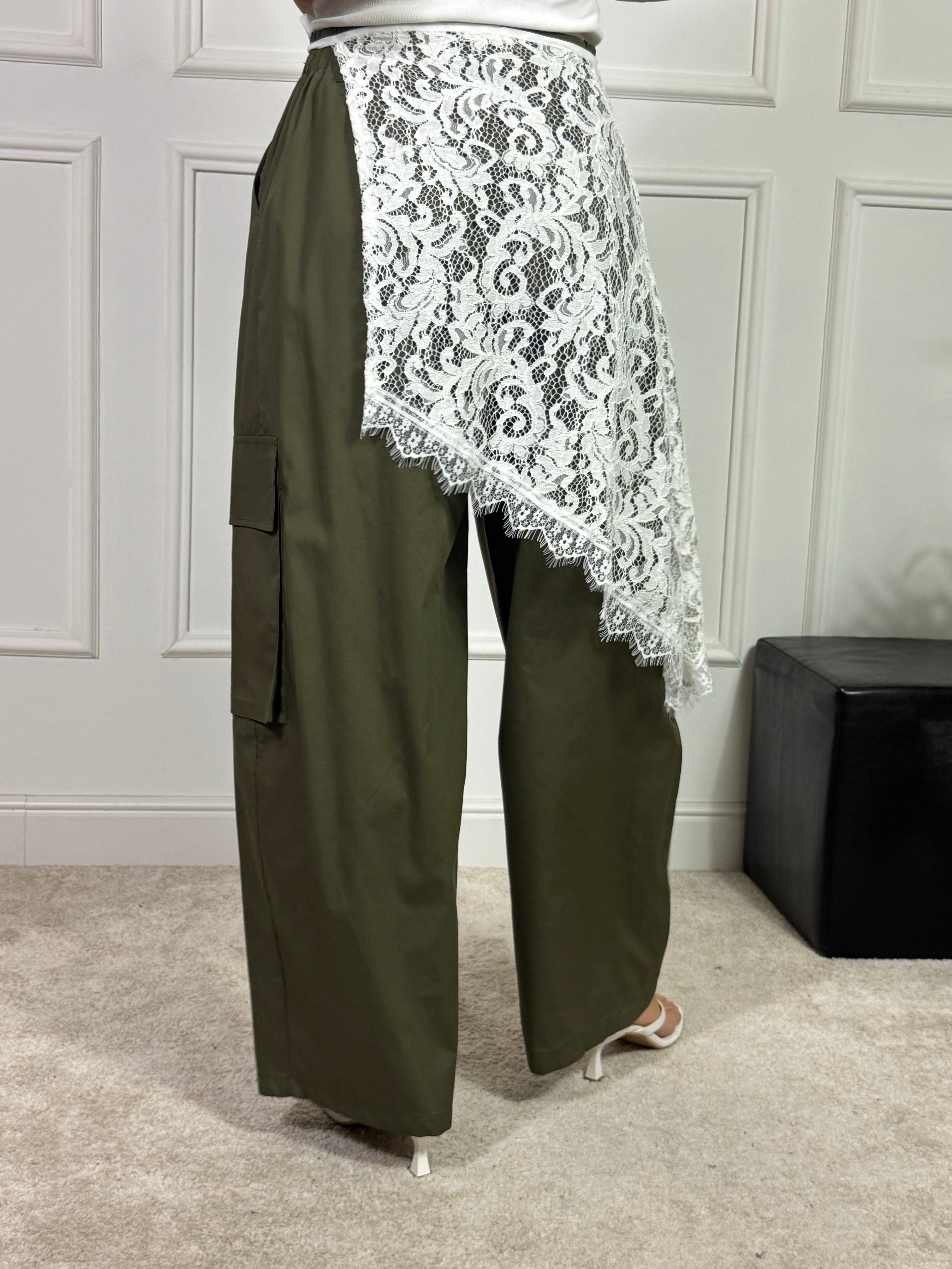 Pantalone Susy Mix cargo con pareo pizzo