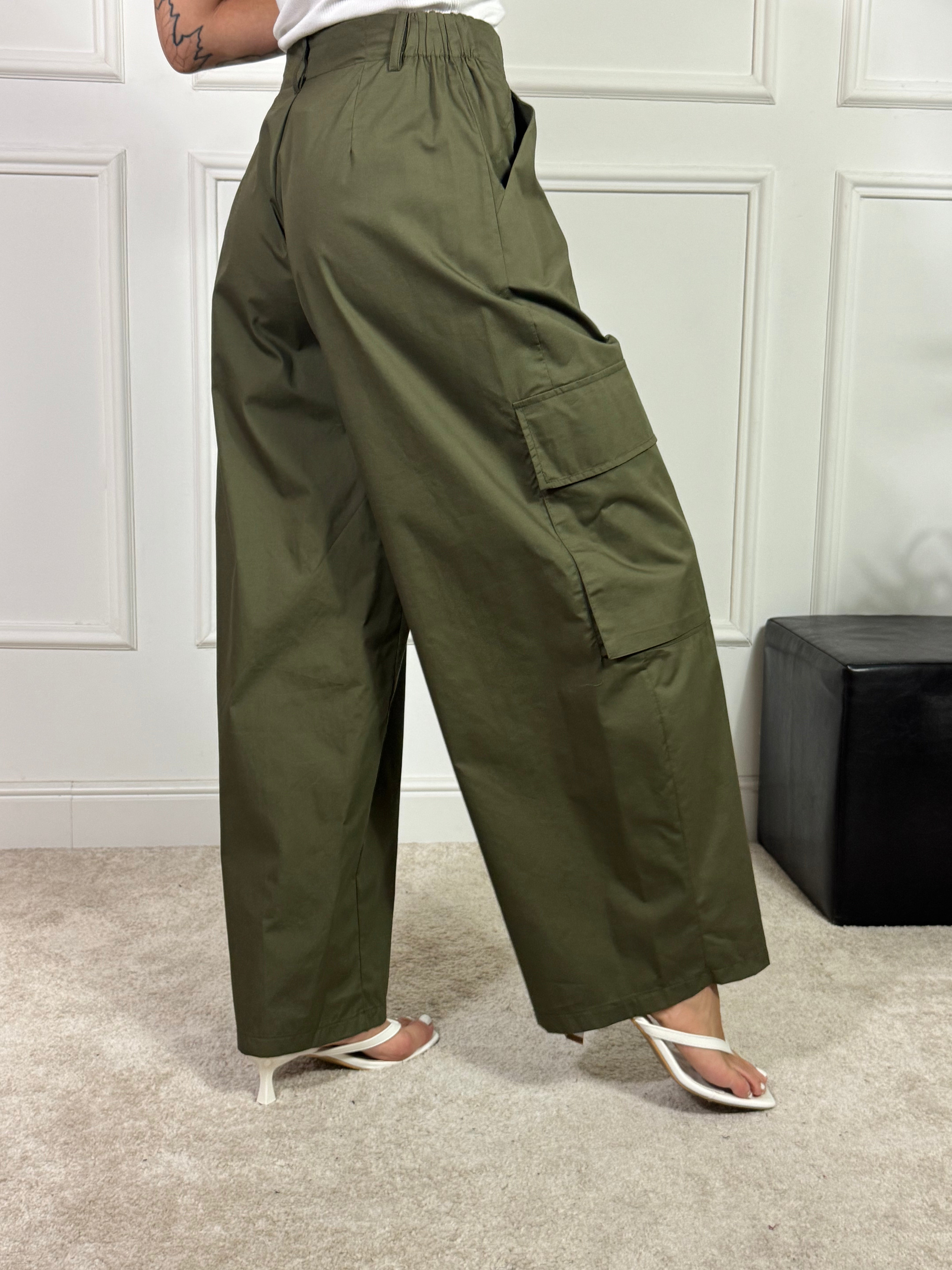 Pantalone Susy Mix cargo con pareo pizzo