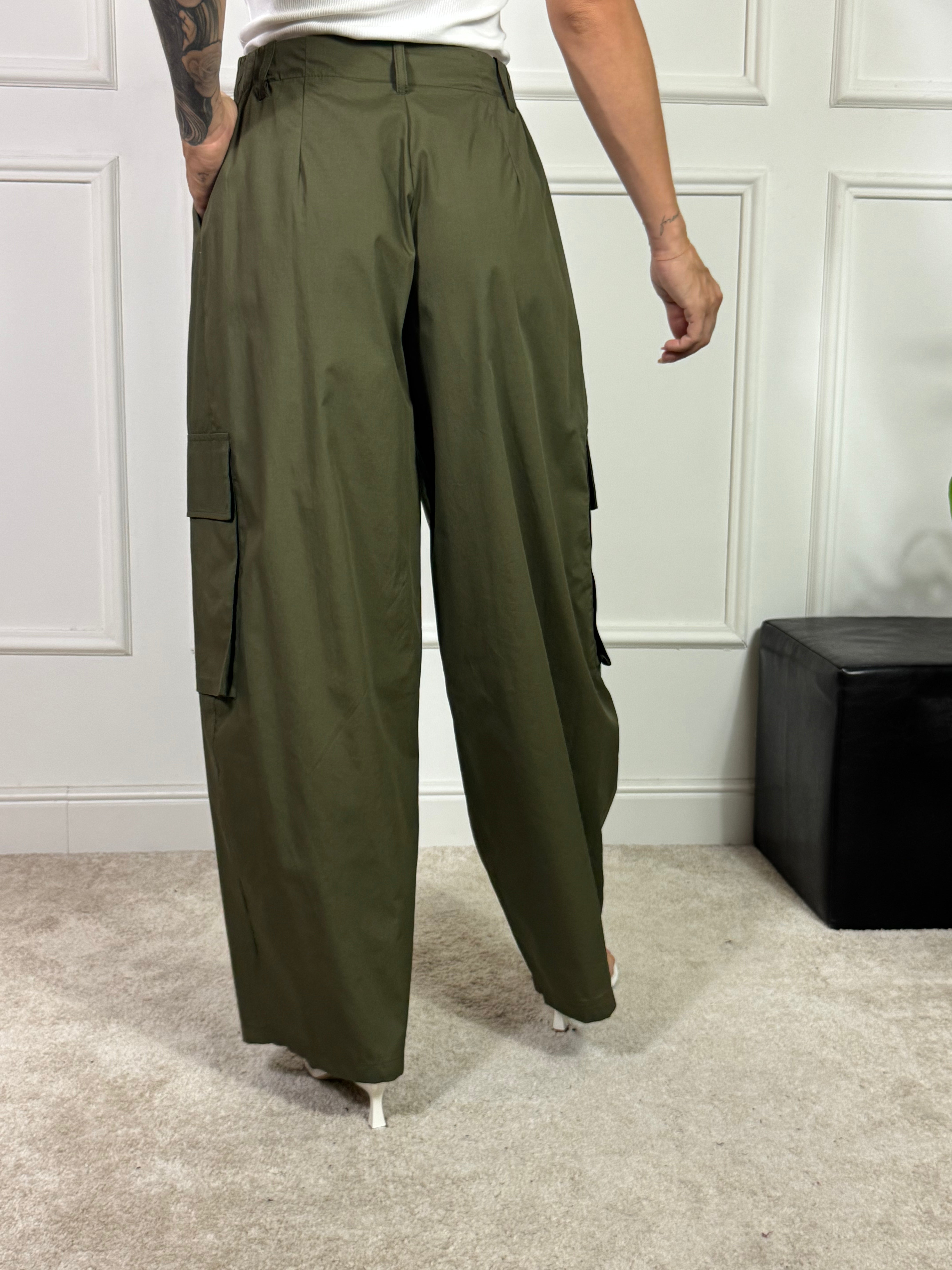 Pantalone Susy Mix cargo con pareo pizzo