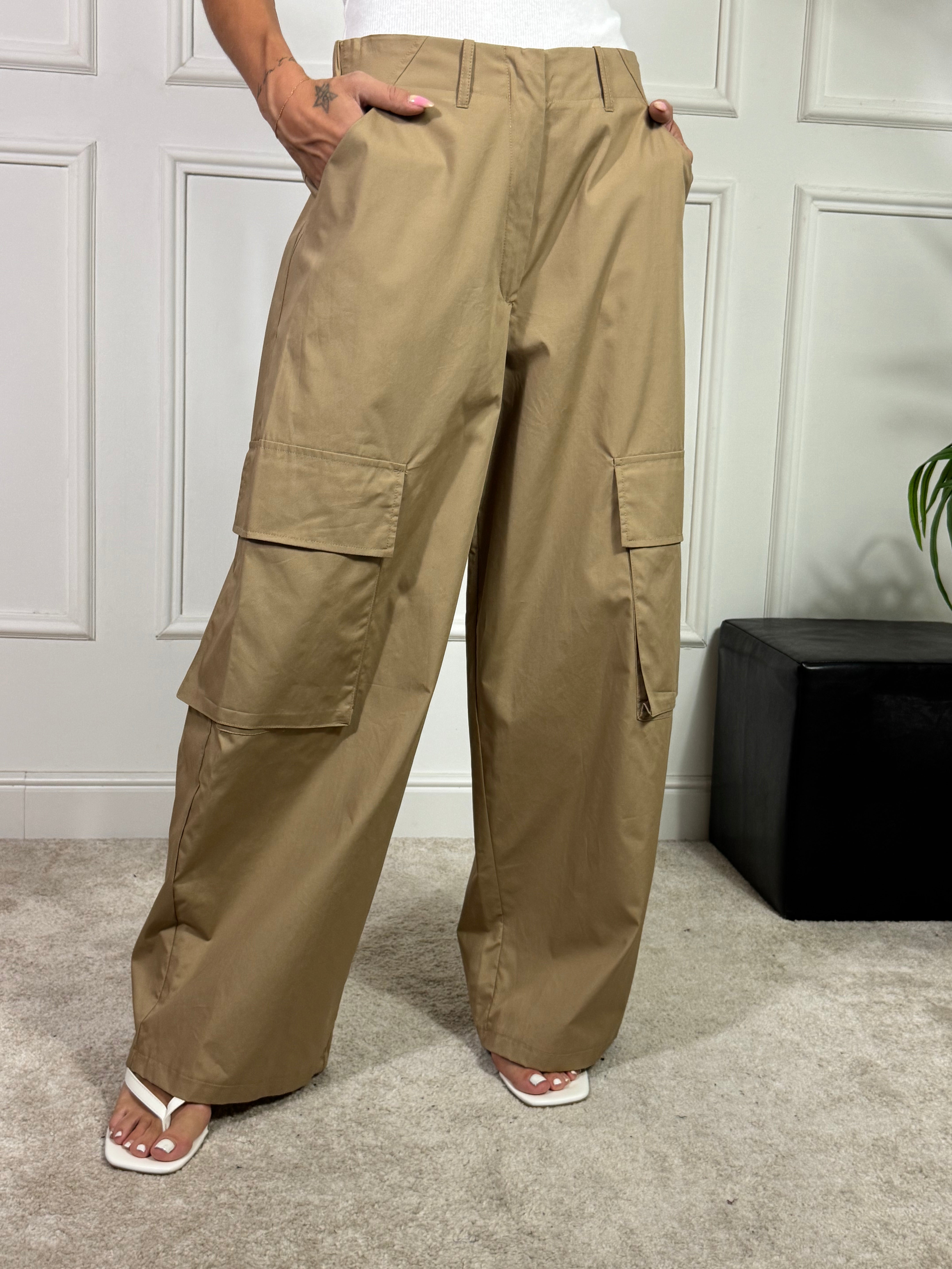 Pantalone Susy Mix cargo con pareo pizzo
