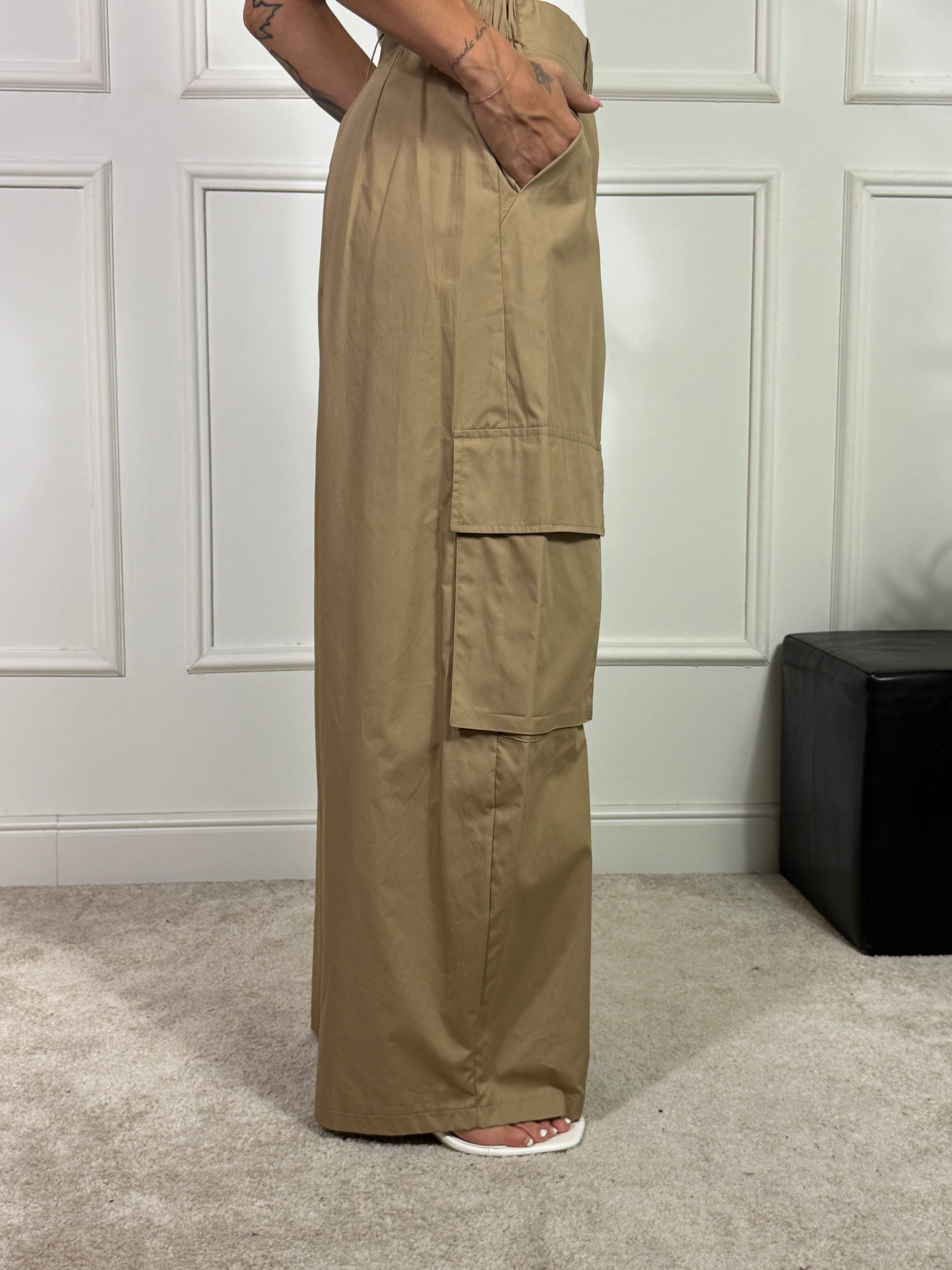 Pantalone Susy Mix cargo con pareo pizzo