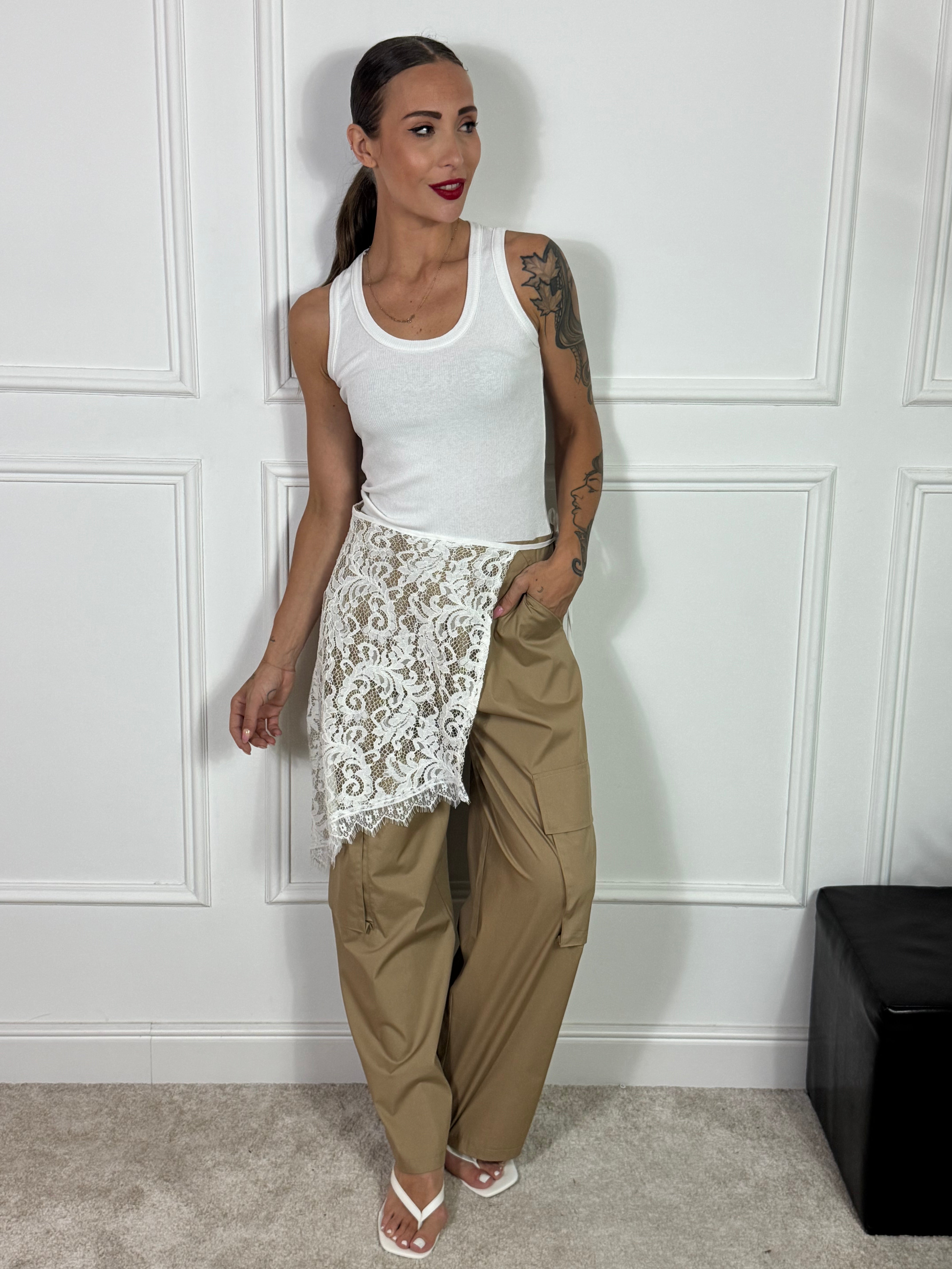 Pantalone Susy Mix cargo con pareo pizzo