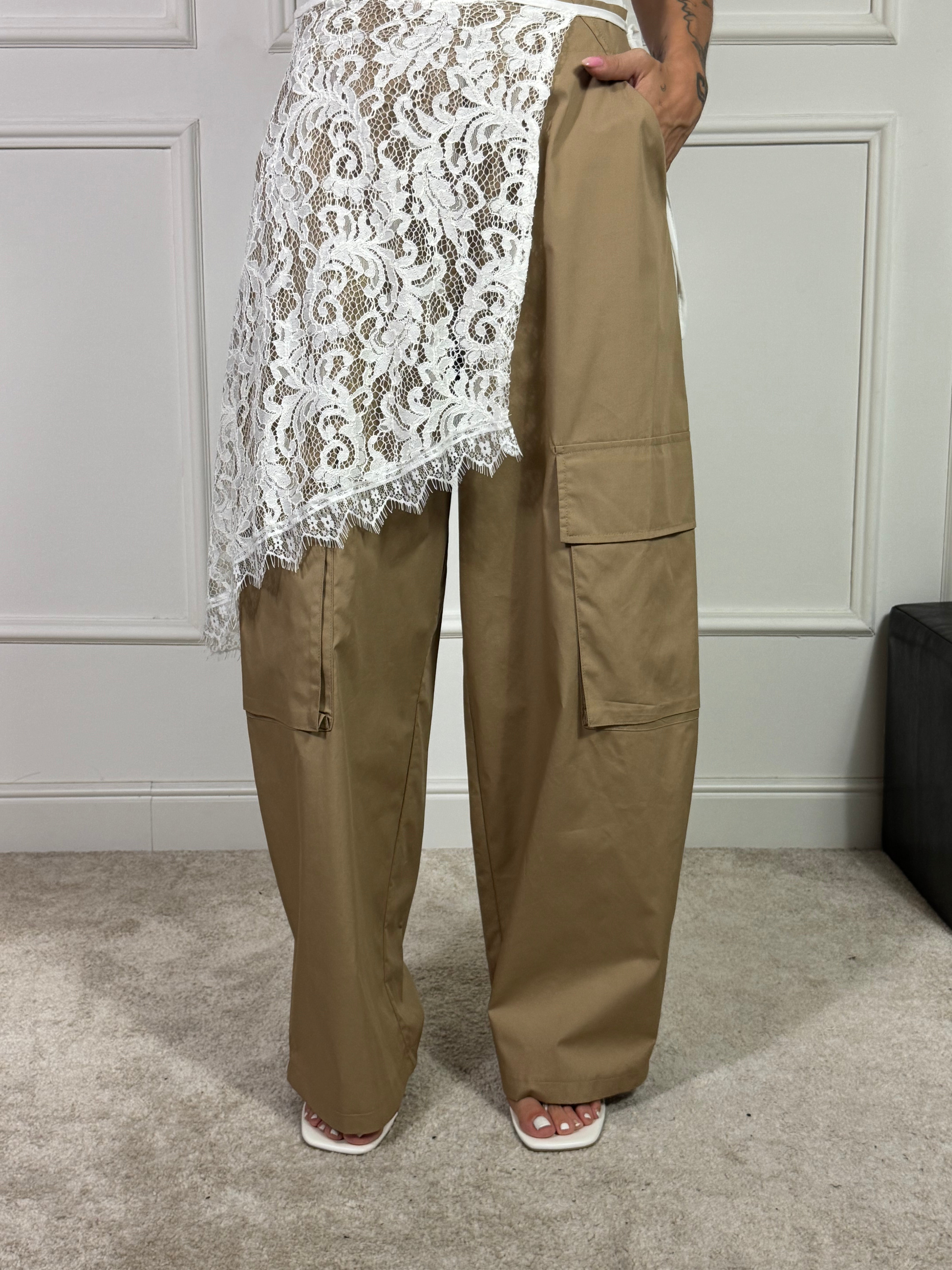Pantalone Susy Mix cargo con pareo pizzo