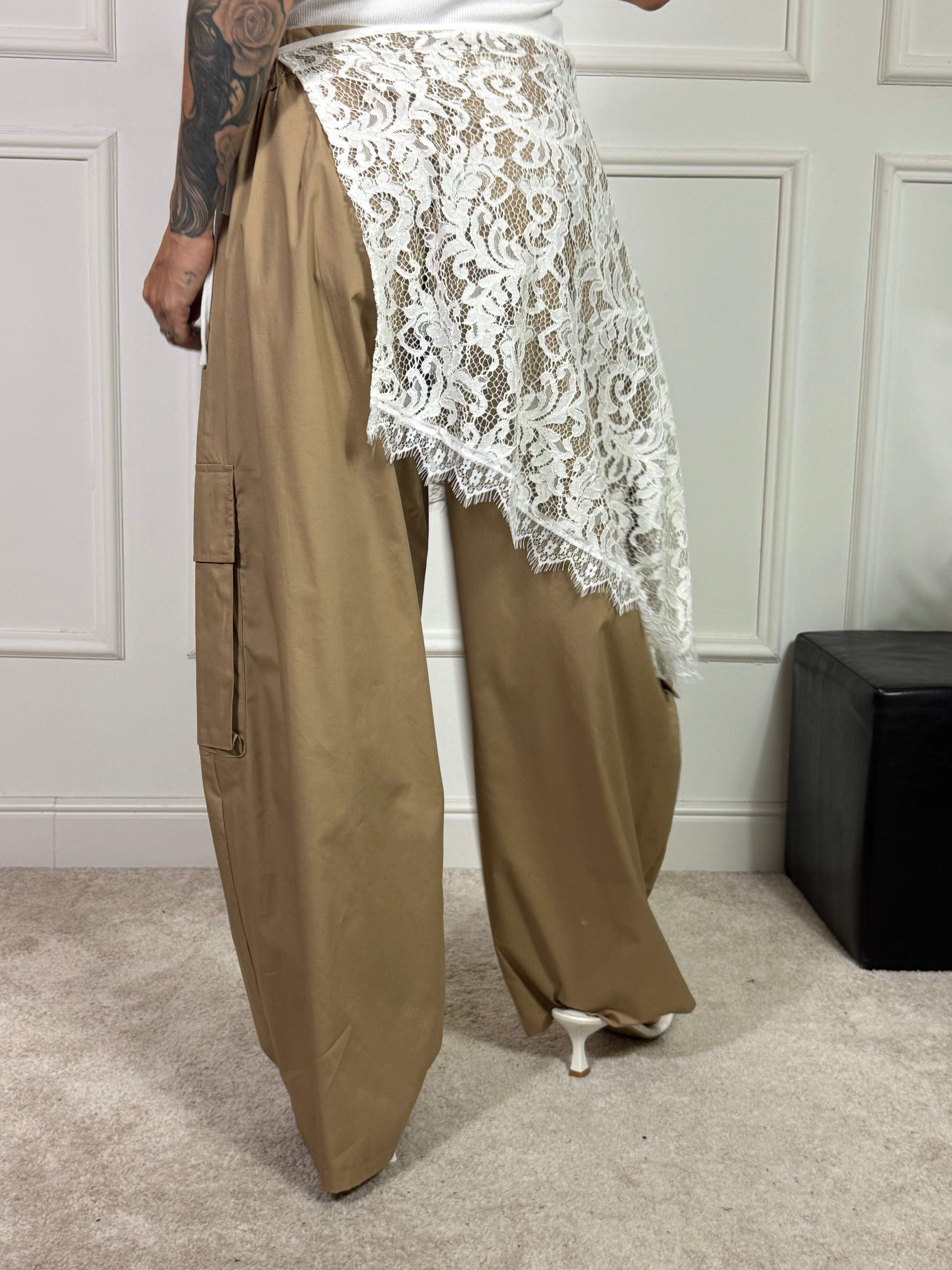 Pantalone Susy Mix cargo con pareo pizzo