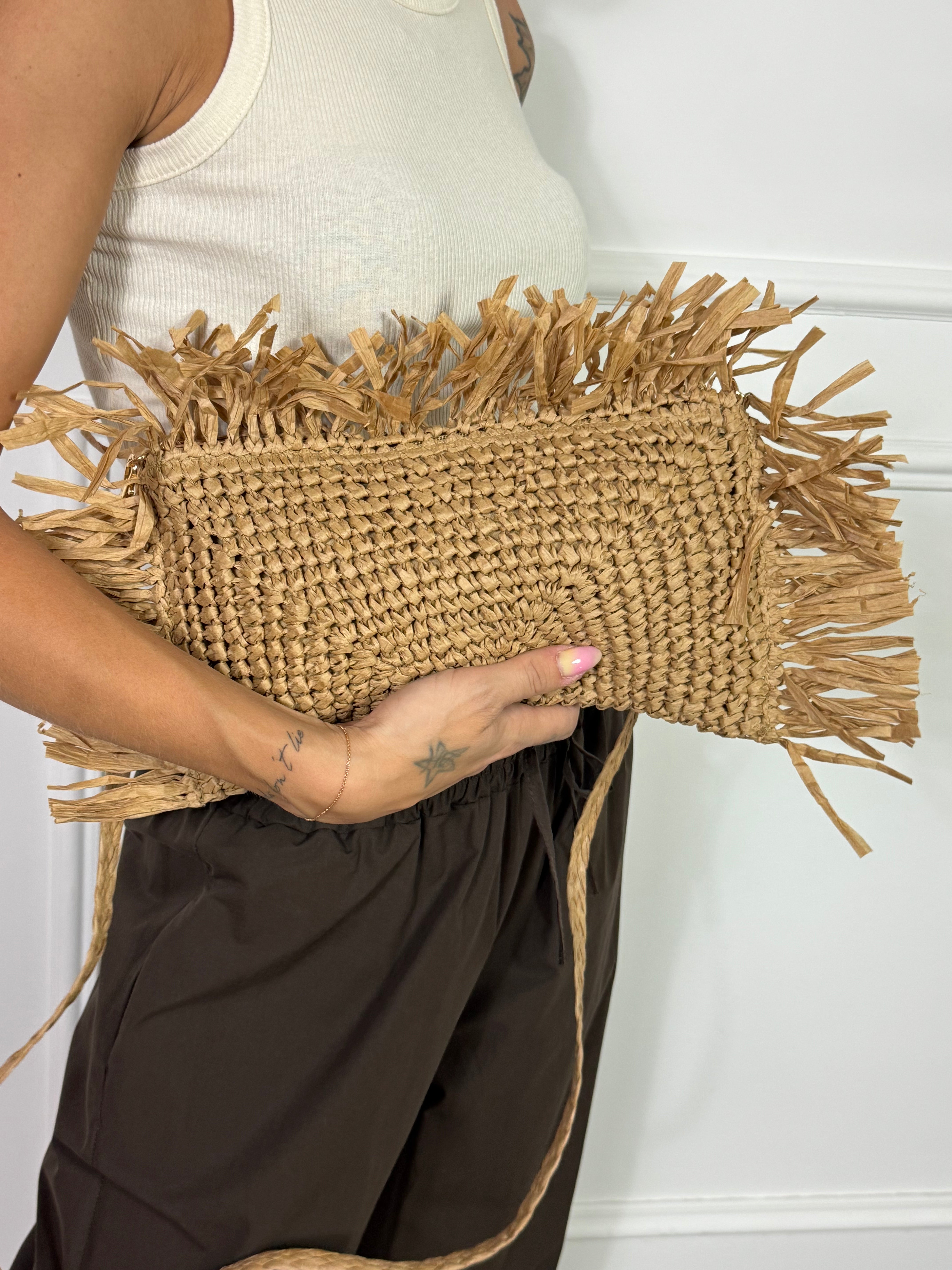 Borsa tracollina / Pochette rettangolare in raffia con frange