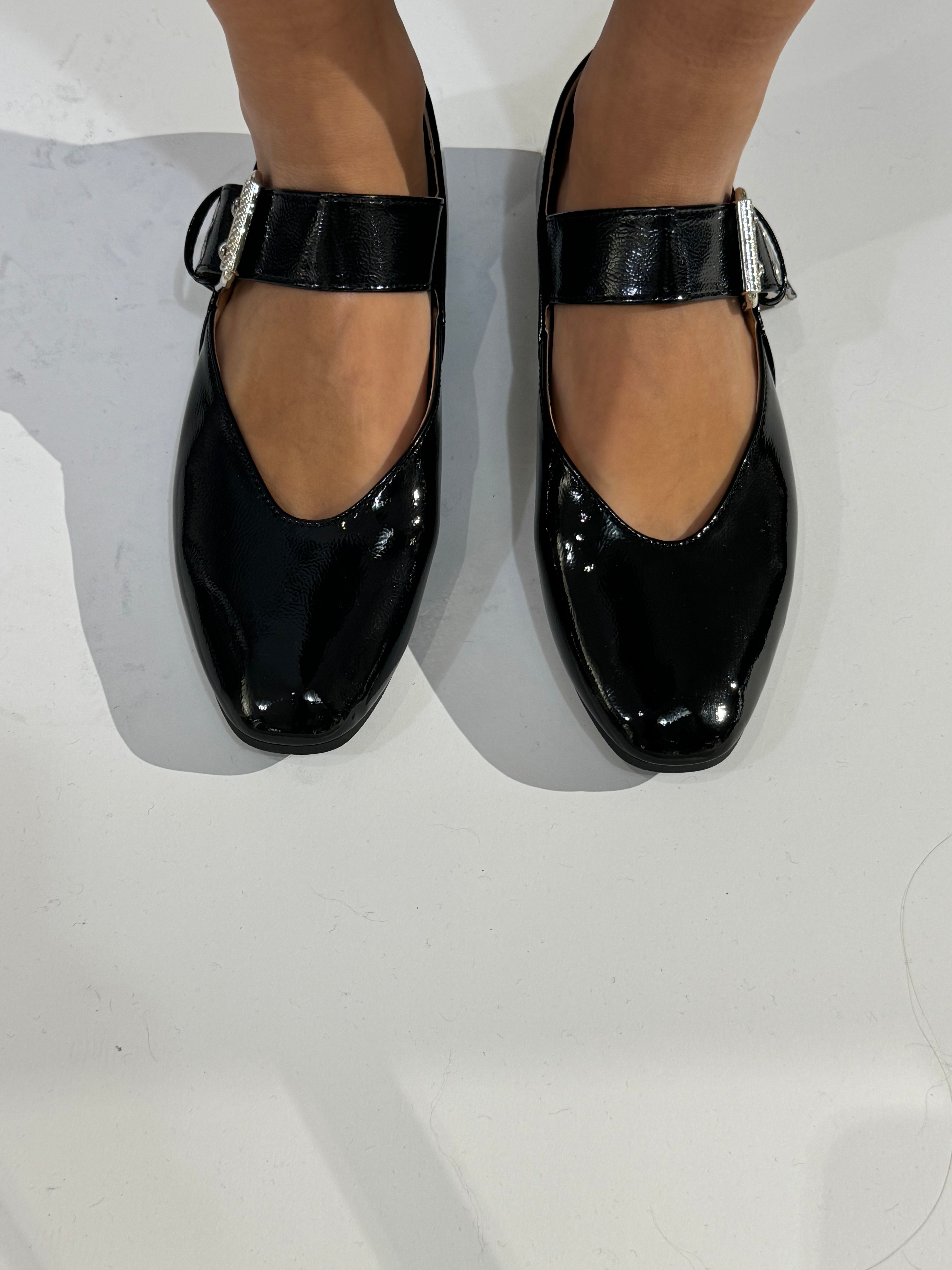 Ballerine in vernice con fibbia