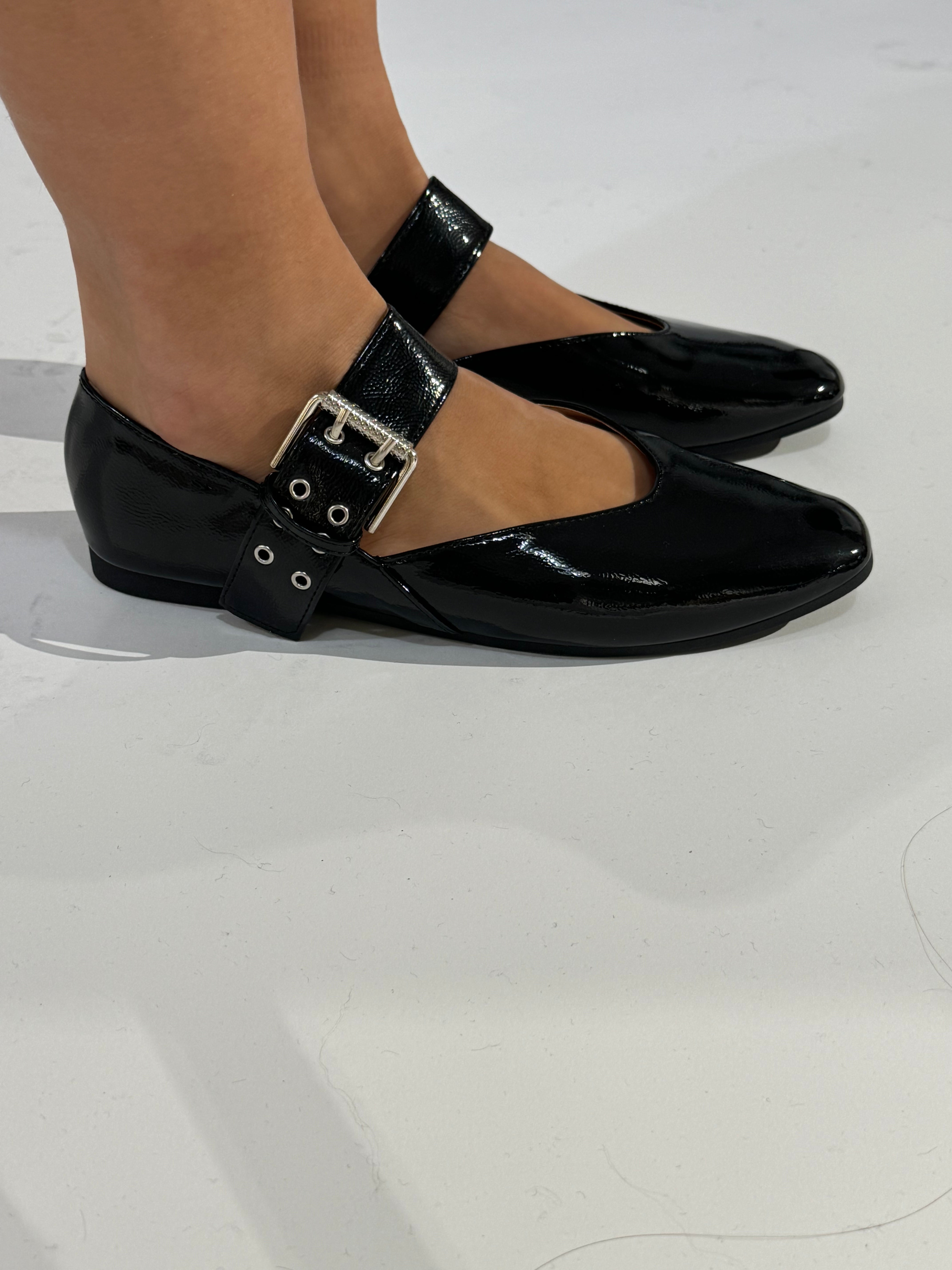 Ballerine in vernice con fibbia