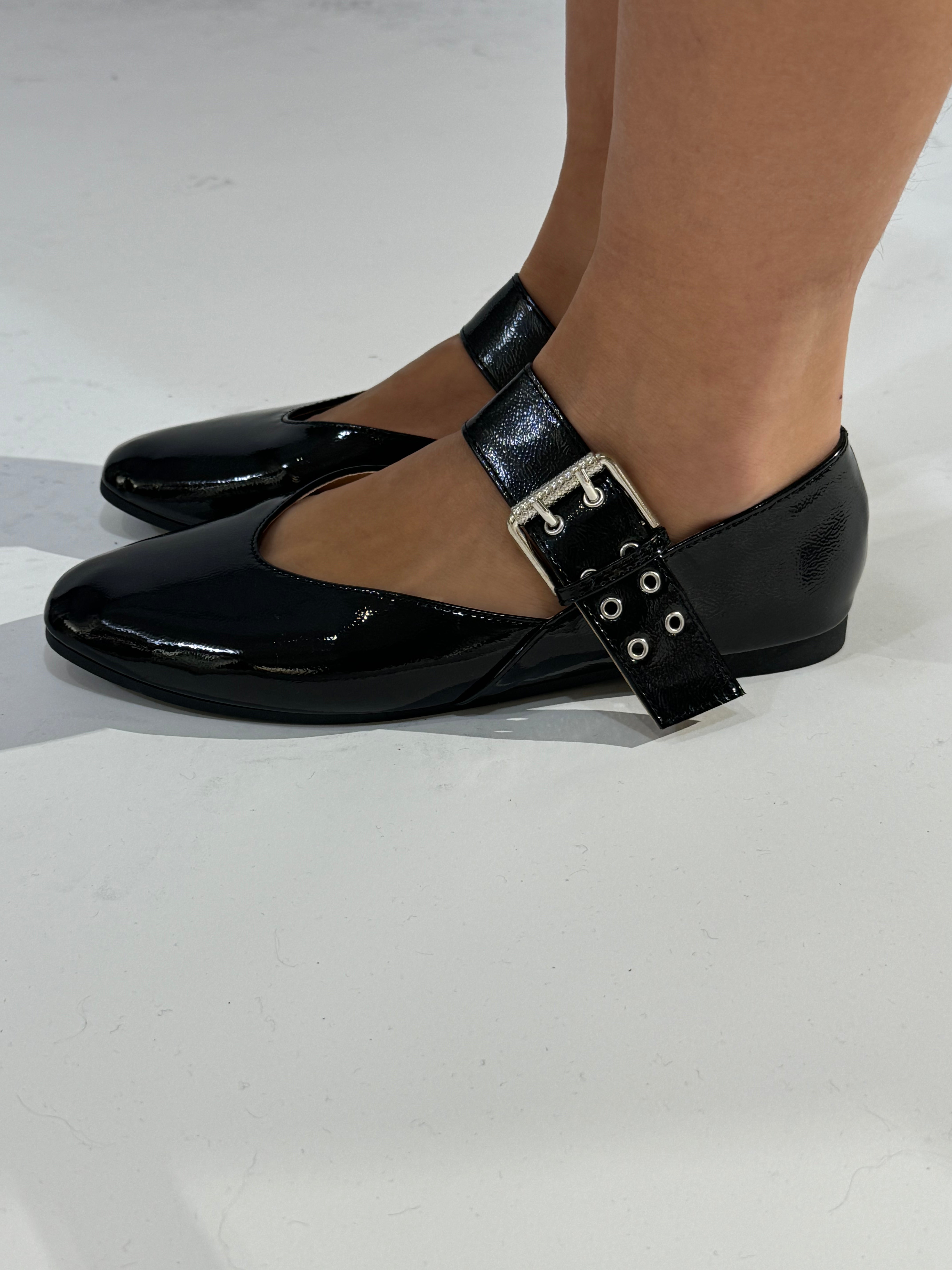 Ballerine in vernice con fibbia