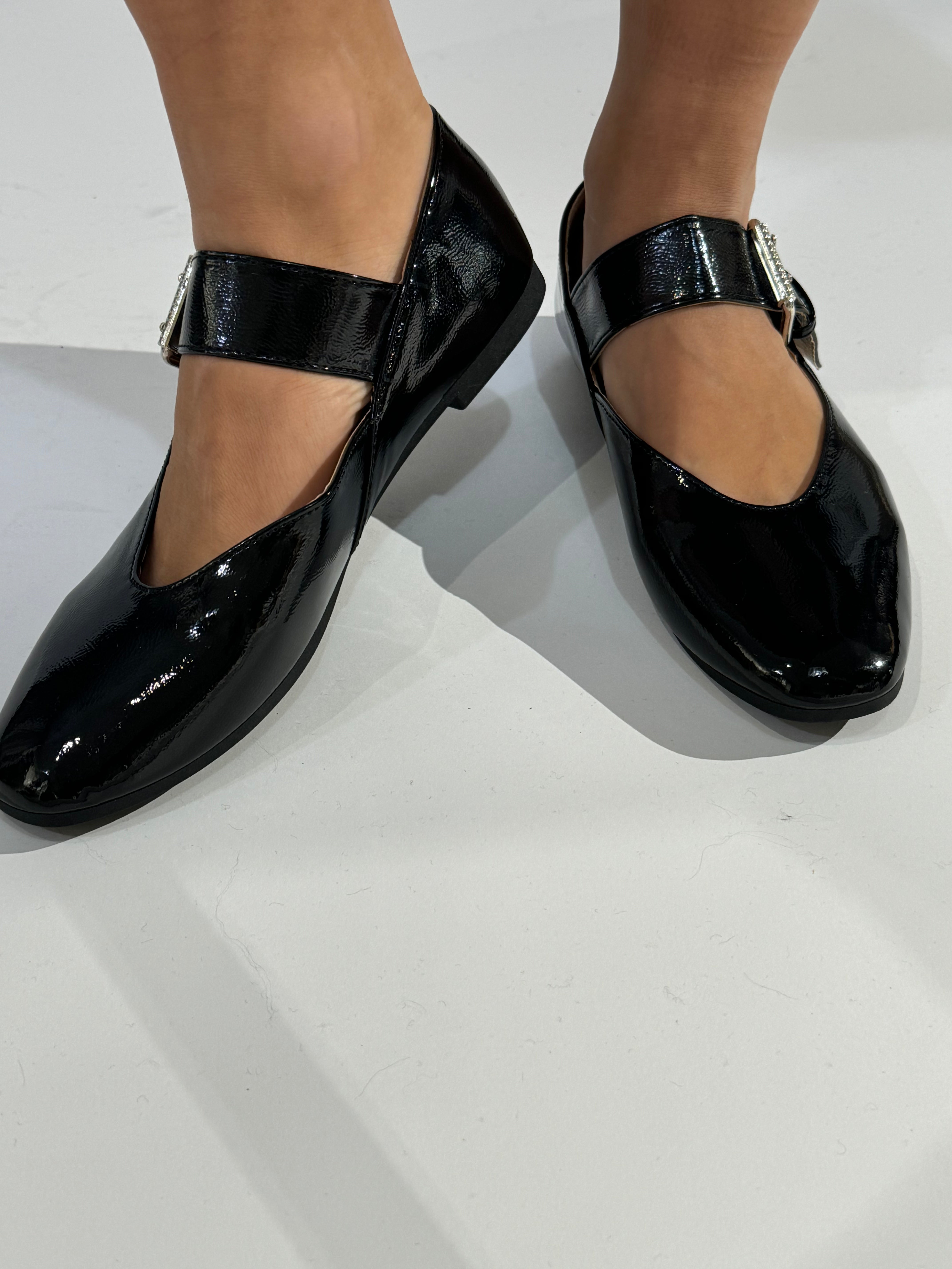 Ballerine in vernice con fibbia