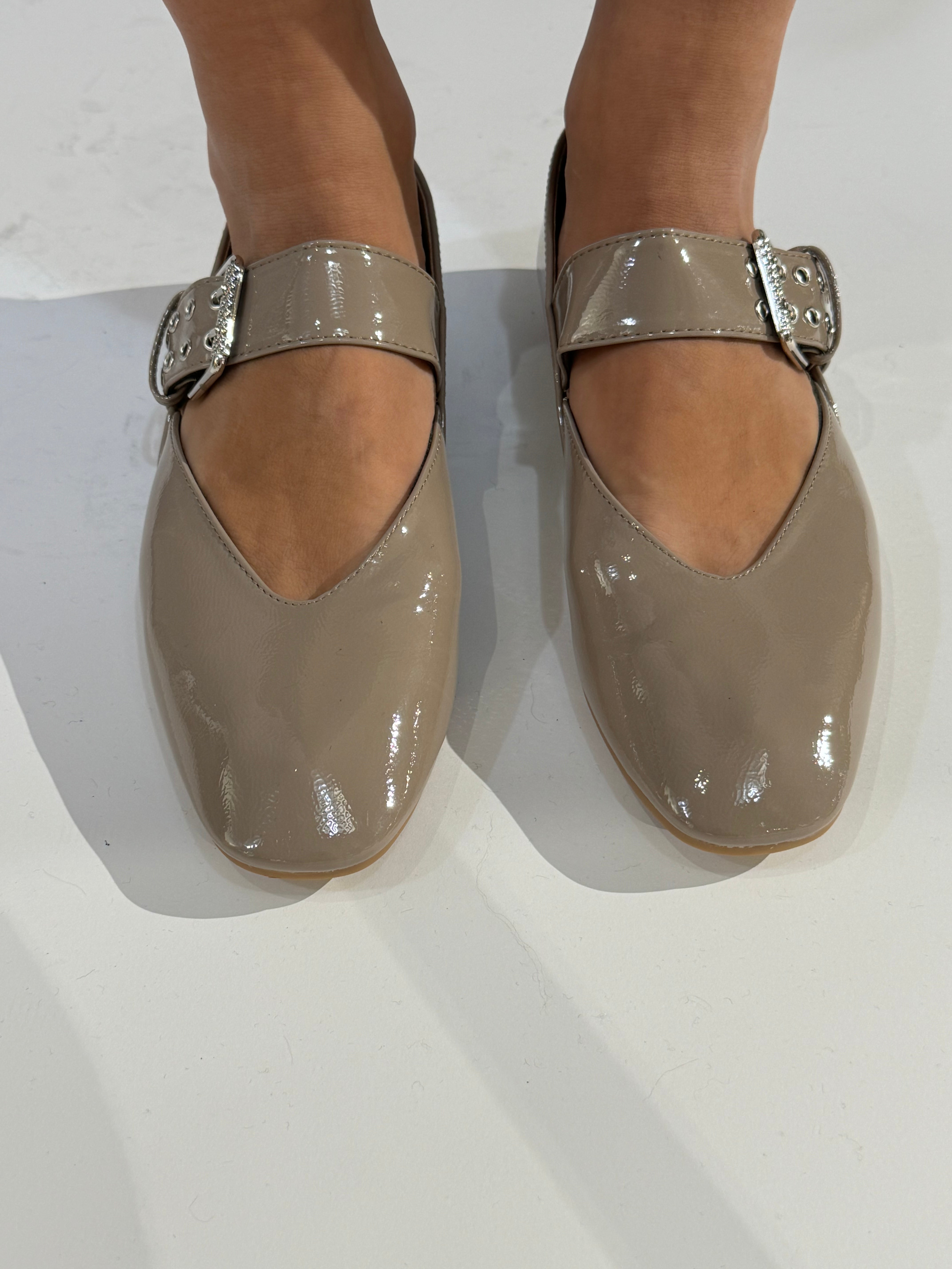 Ballerine in vernice con fibbia