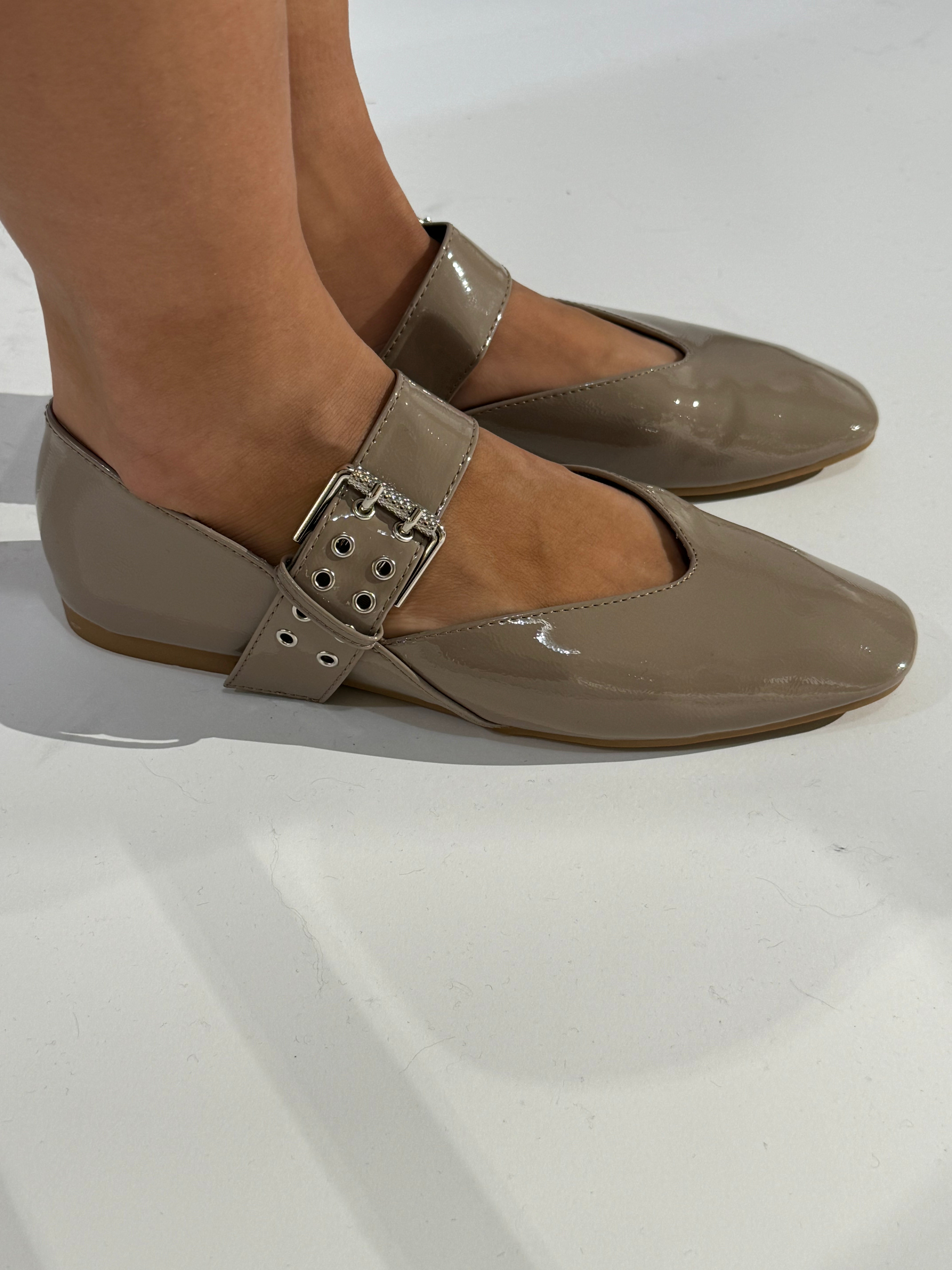 Ballerine in vernice con fibbia