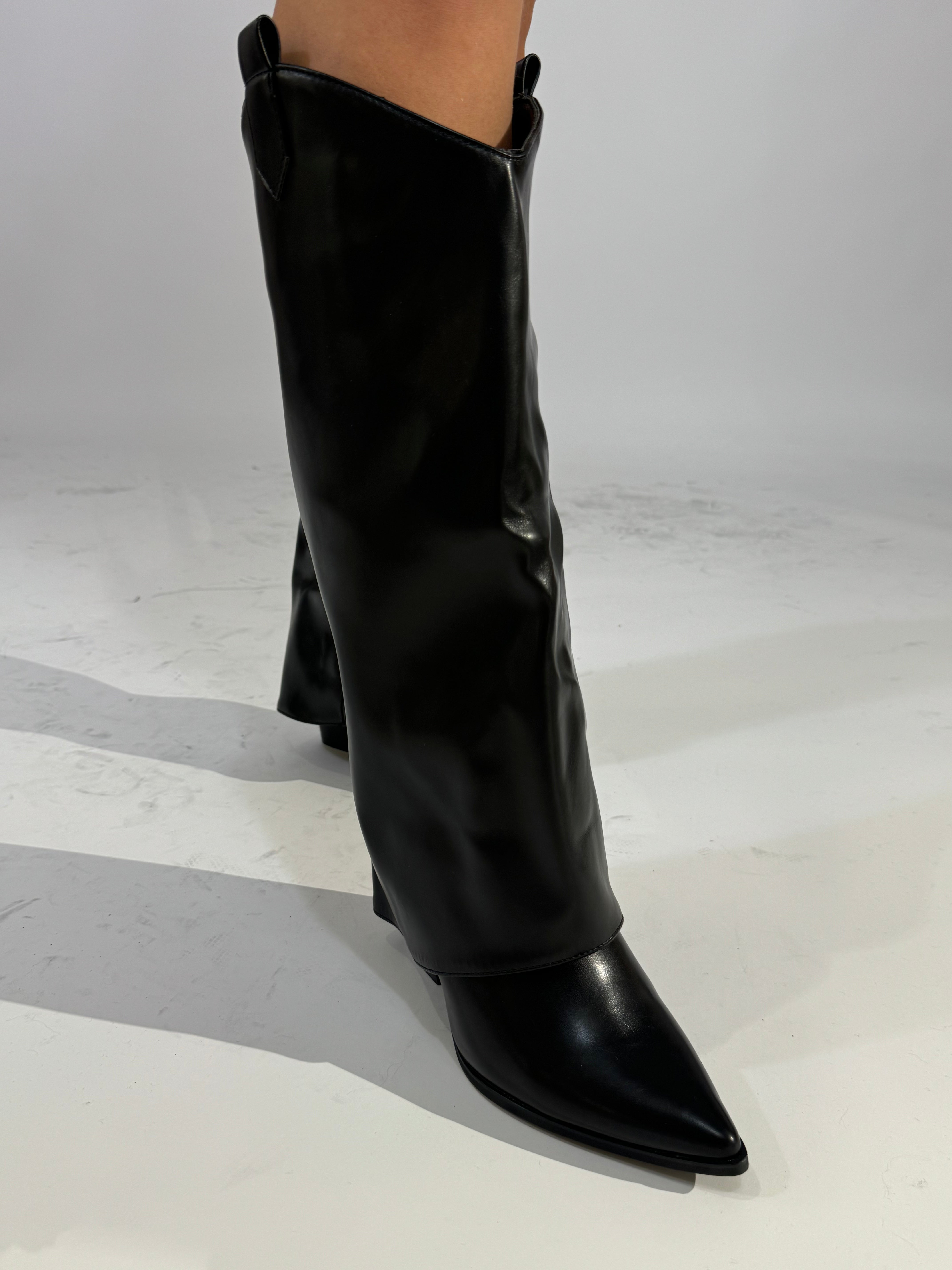 Stivale alto con tacco texano in ecopelle liscia con coprigambale