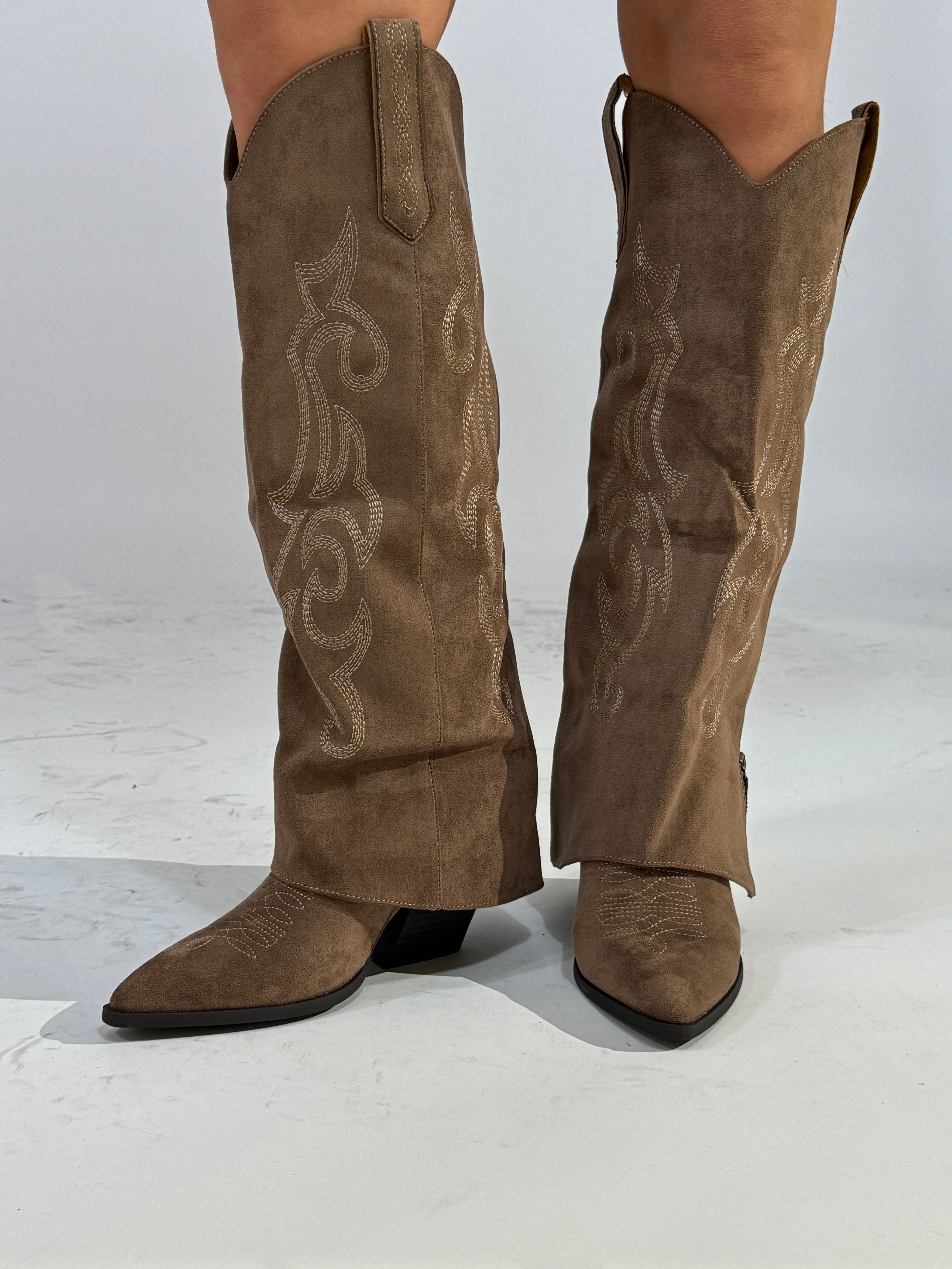 Stivale texano alto scamosciato con coprigambale