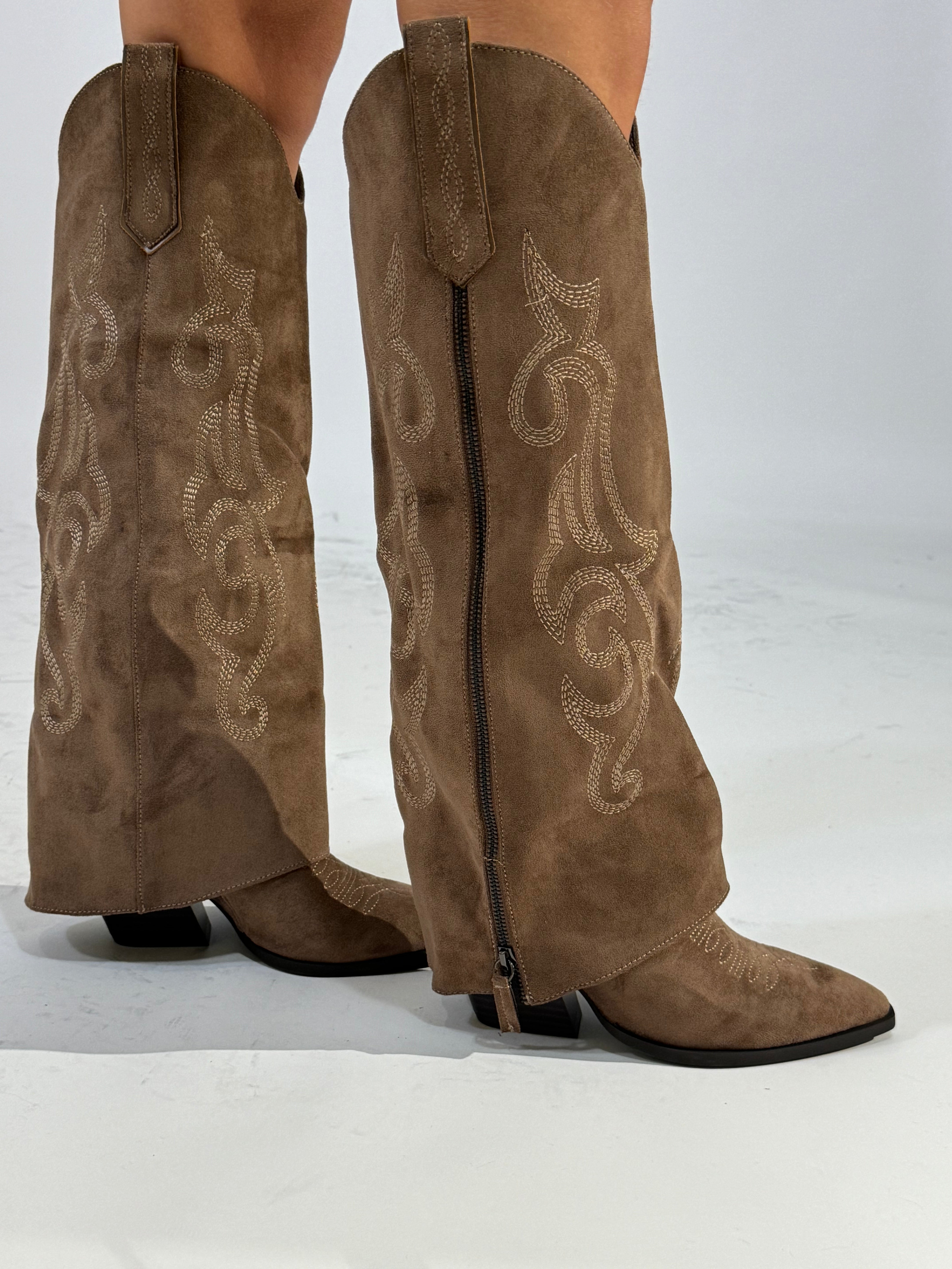 Stivale texano alto scamosciato con coprigambale