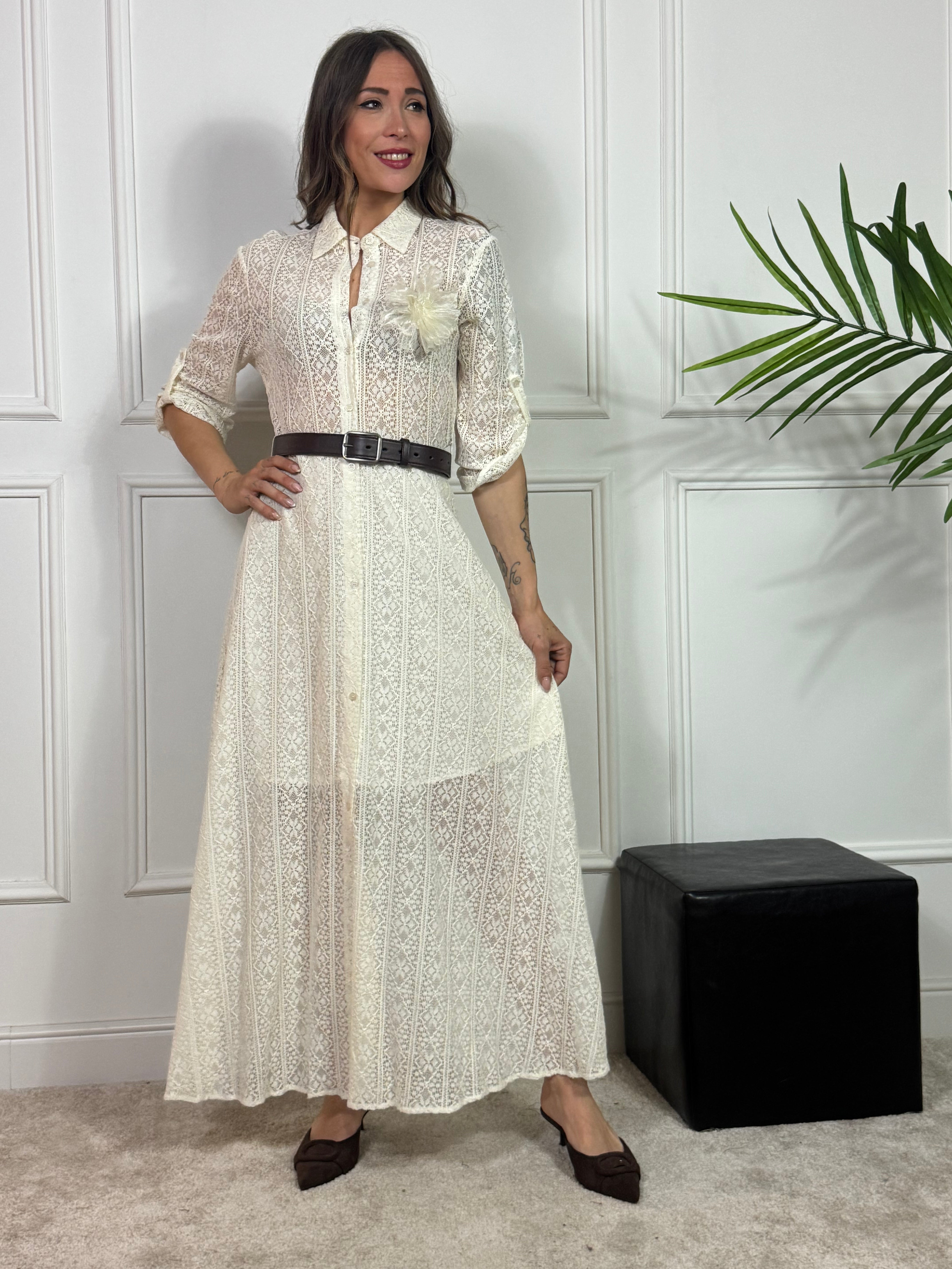 Abito / Spolverino lungo in pizzo You Decide con spilla fiore e cintura
