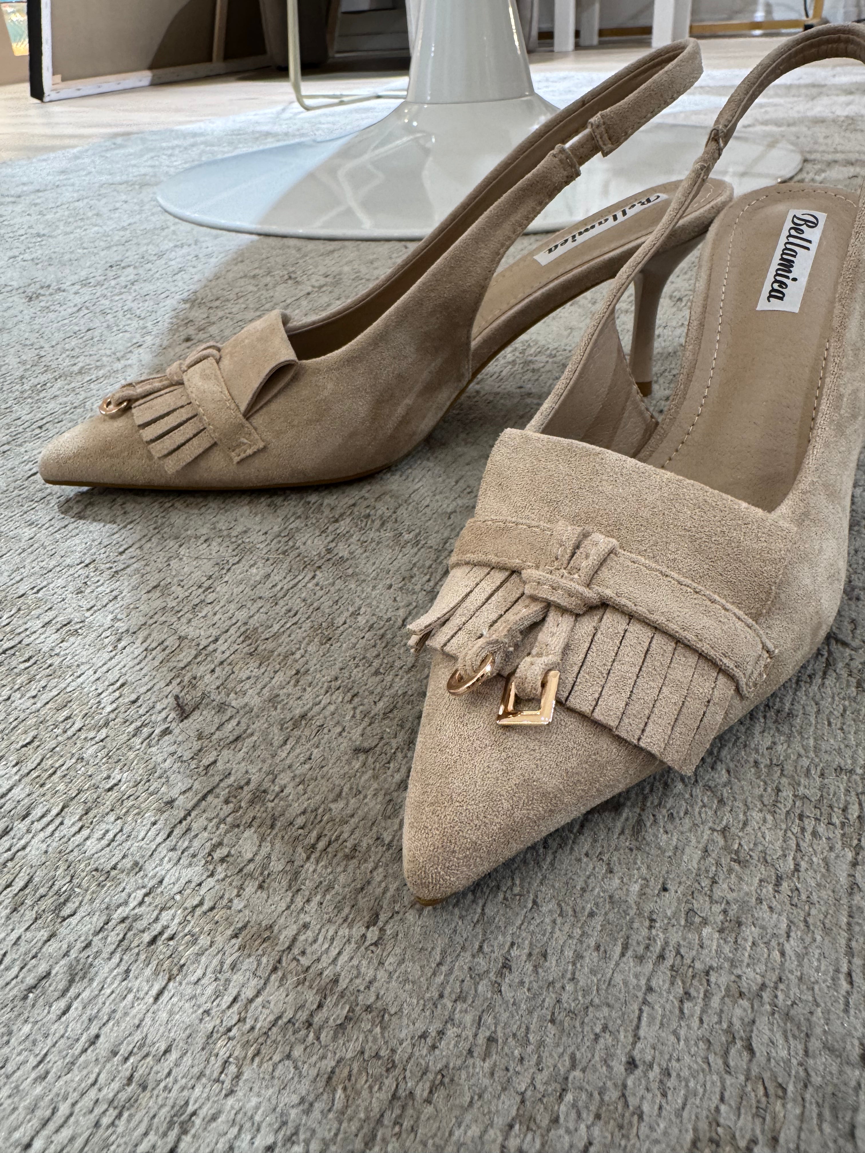 Scarpa con tacco SLINGBACK SCAMOSCIATO CON FRANGETTE E CHARM