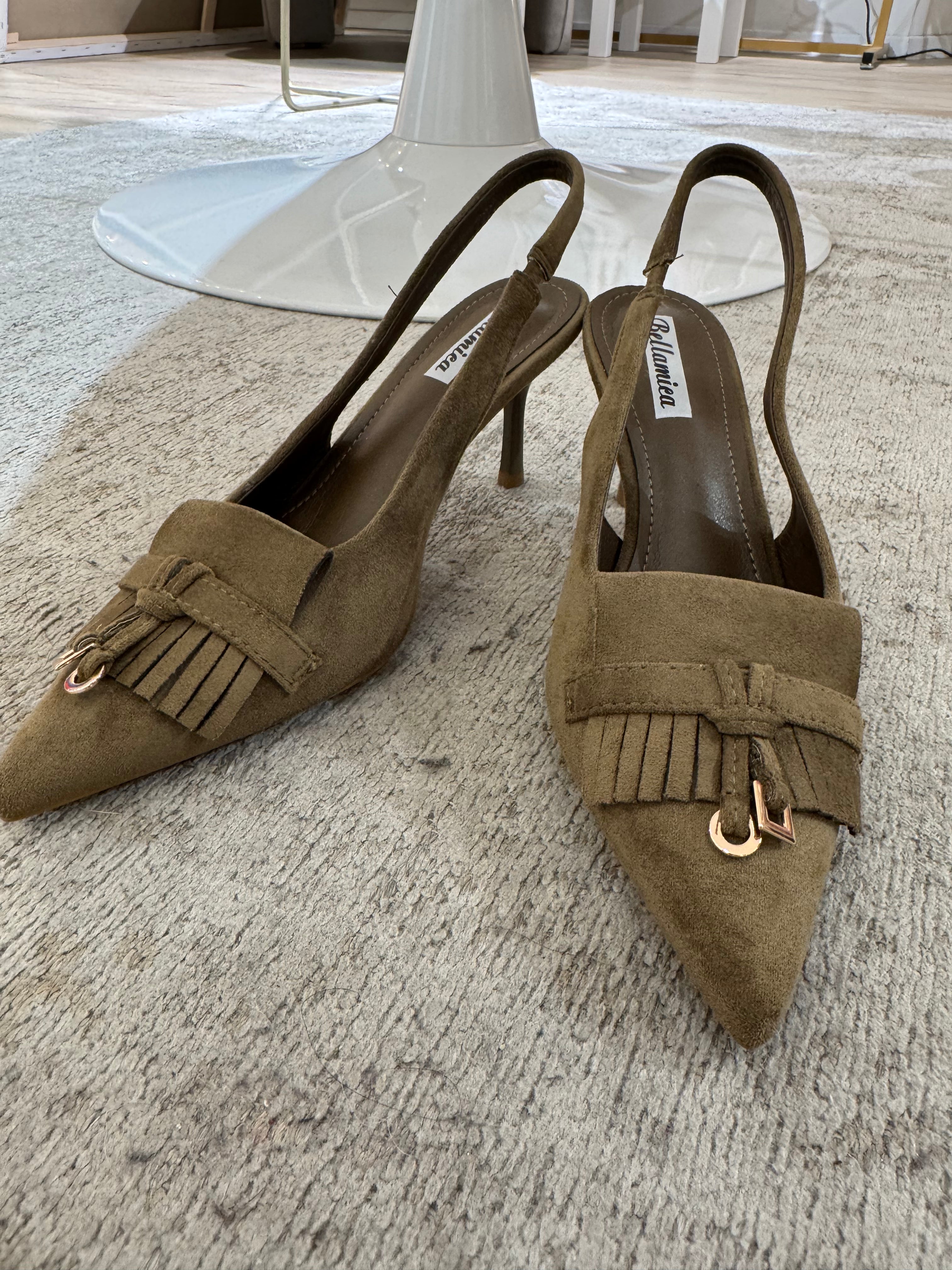 Scarpa con tacco SLINGBACK SCAMOSCIATO CON FRANGETTE E CHARM