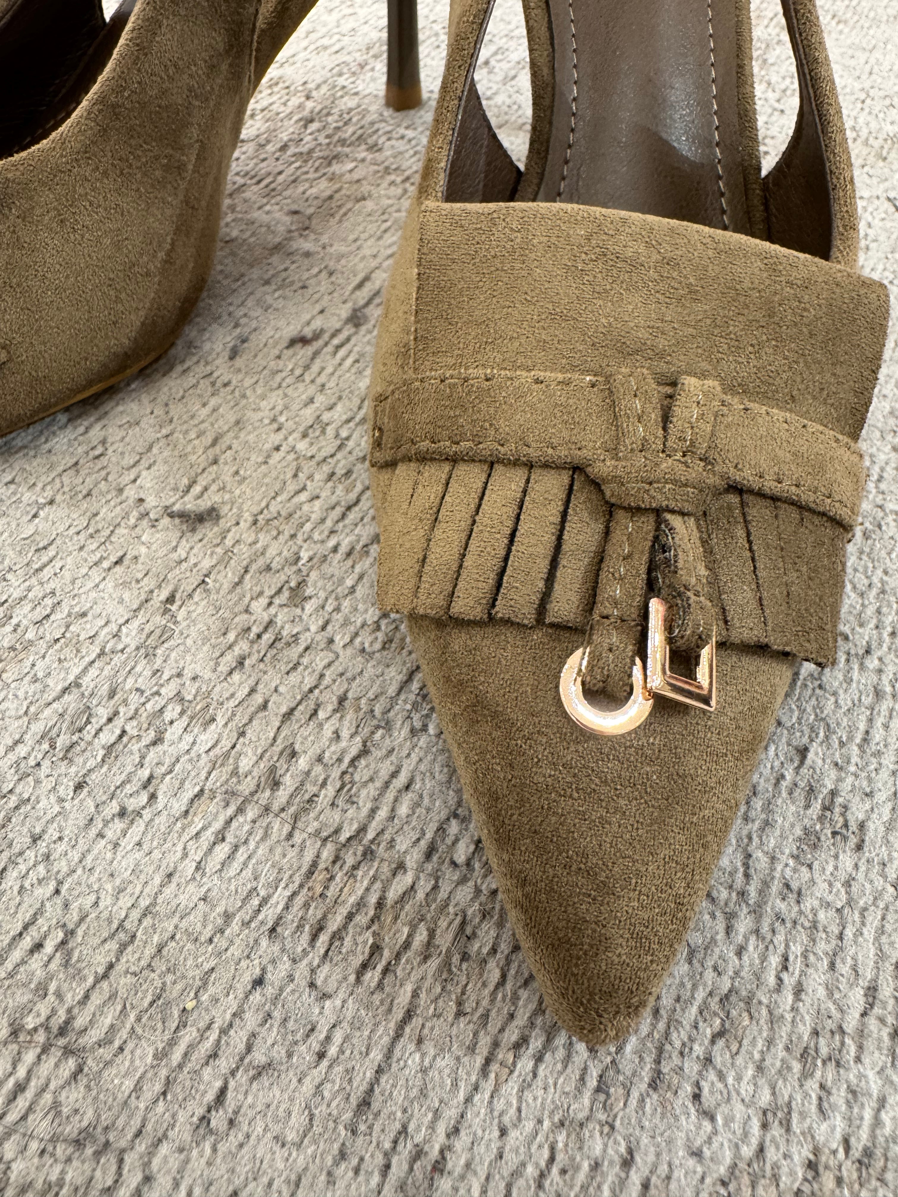 Scarpa con tacco SLINGBACK SCAMOSCIATO CON FRANGETTE E CHARM