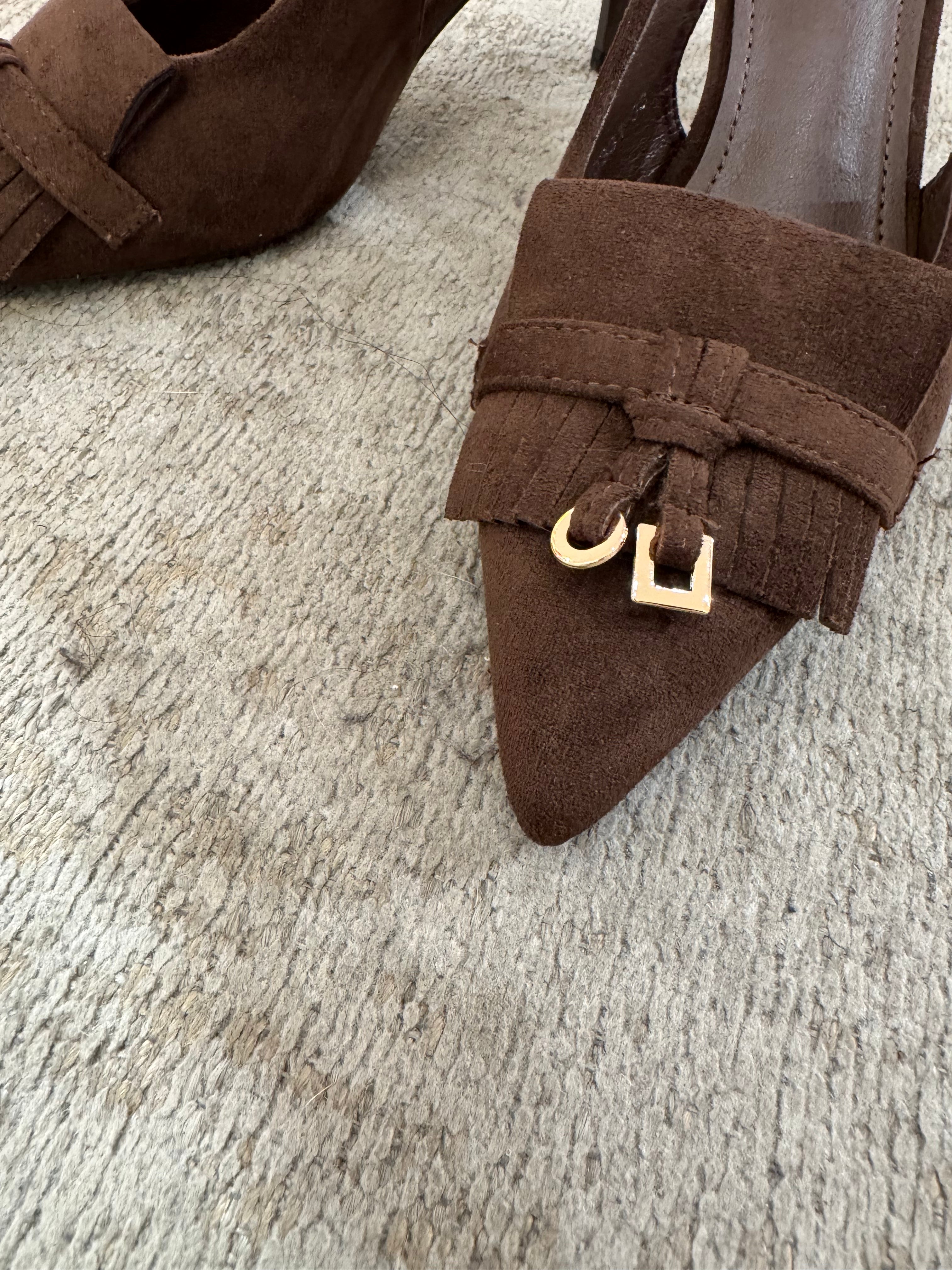 Scarpa con tacco SLINGBACK SCAMOSCIATO CON FRANGETTE E CHARM
