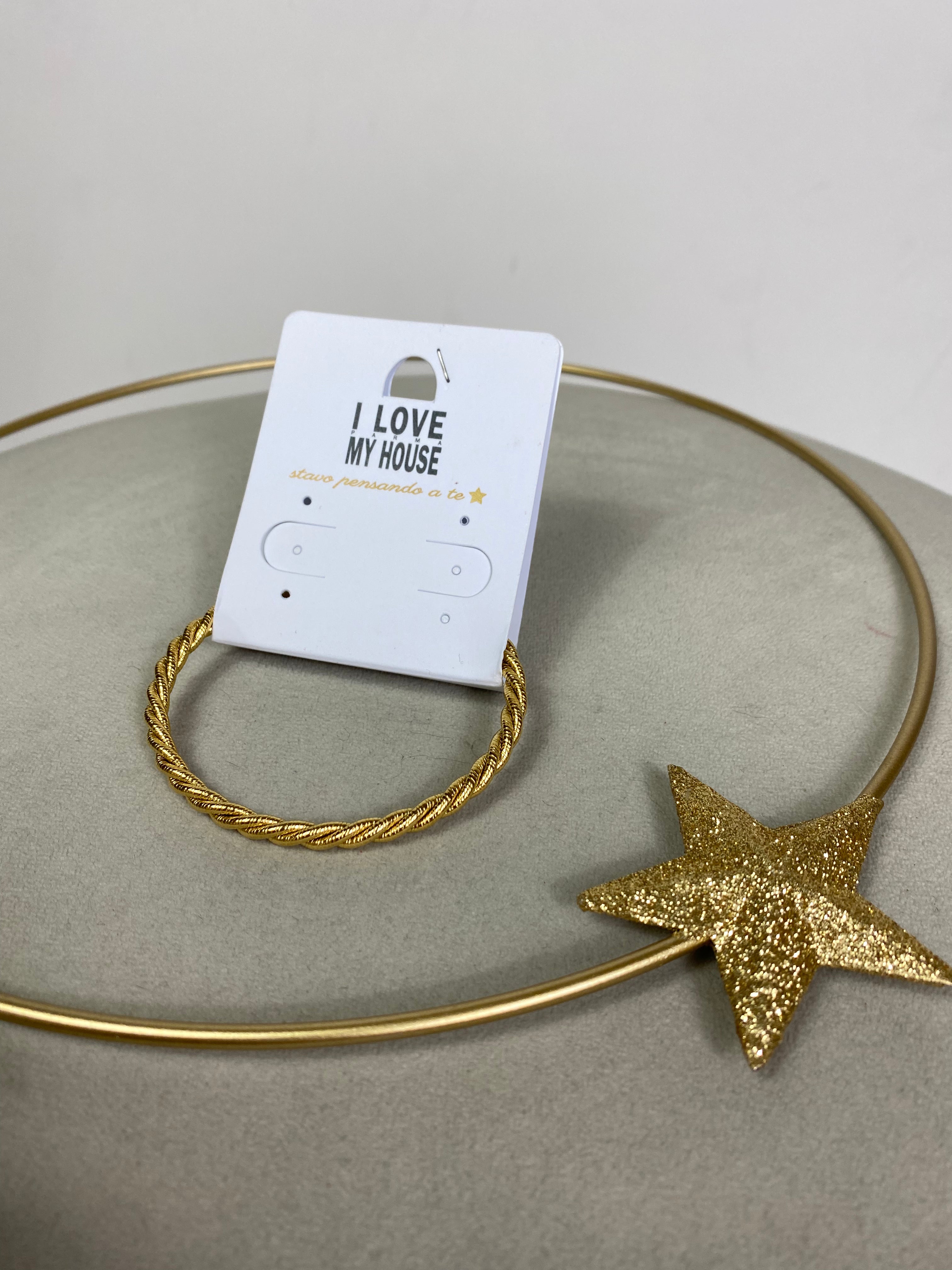 Bracciale rigido dorato attorcigliato