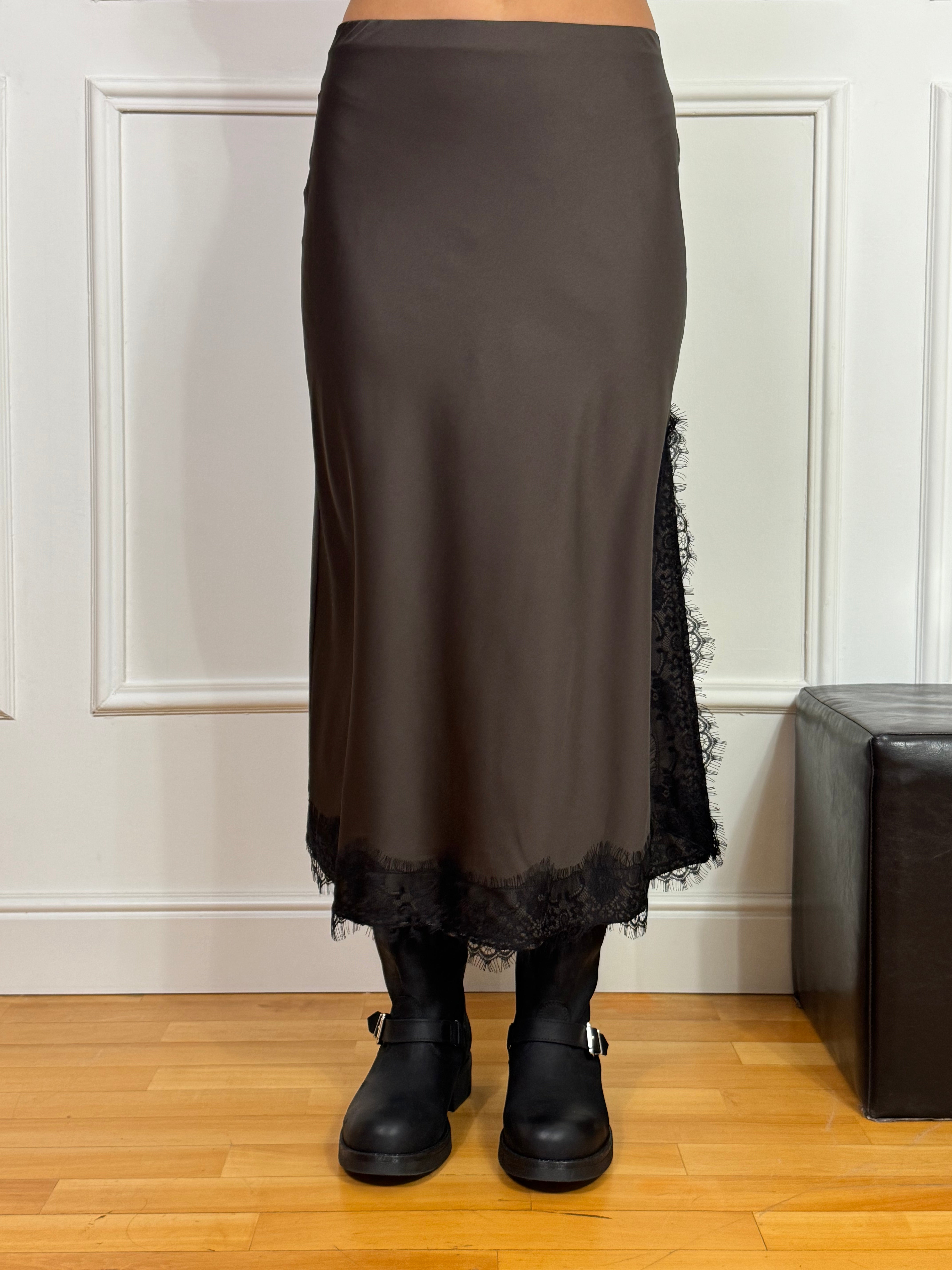 GONNA longuette in raso Kikisix con dettagli in pizzo