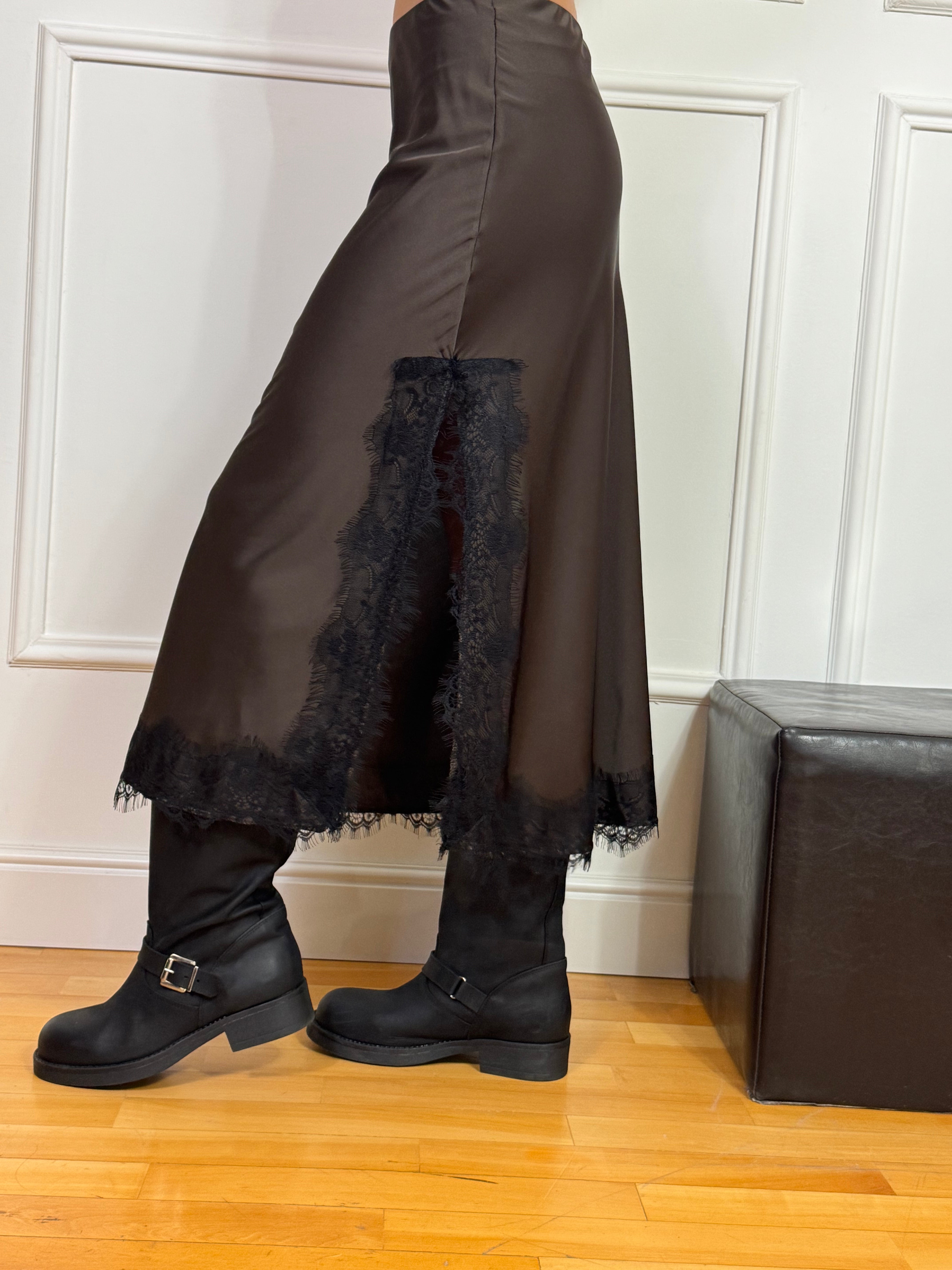 GONNA longuette in raso Kikisix con dettagli in pizzo