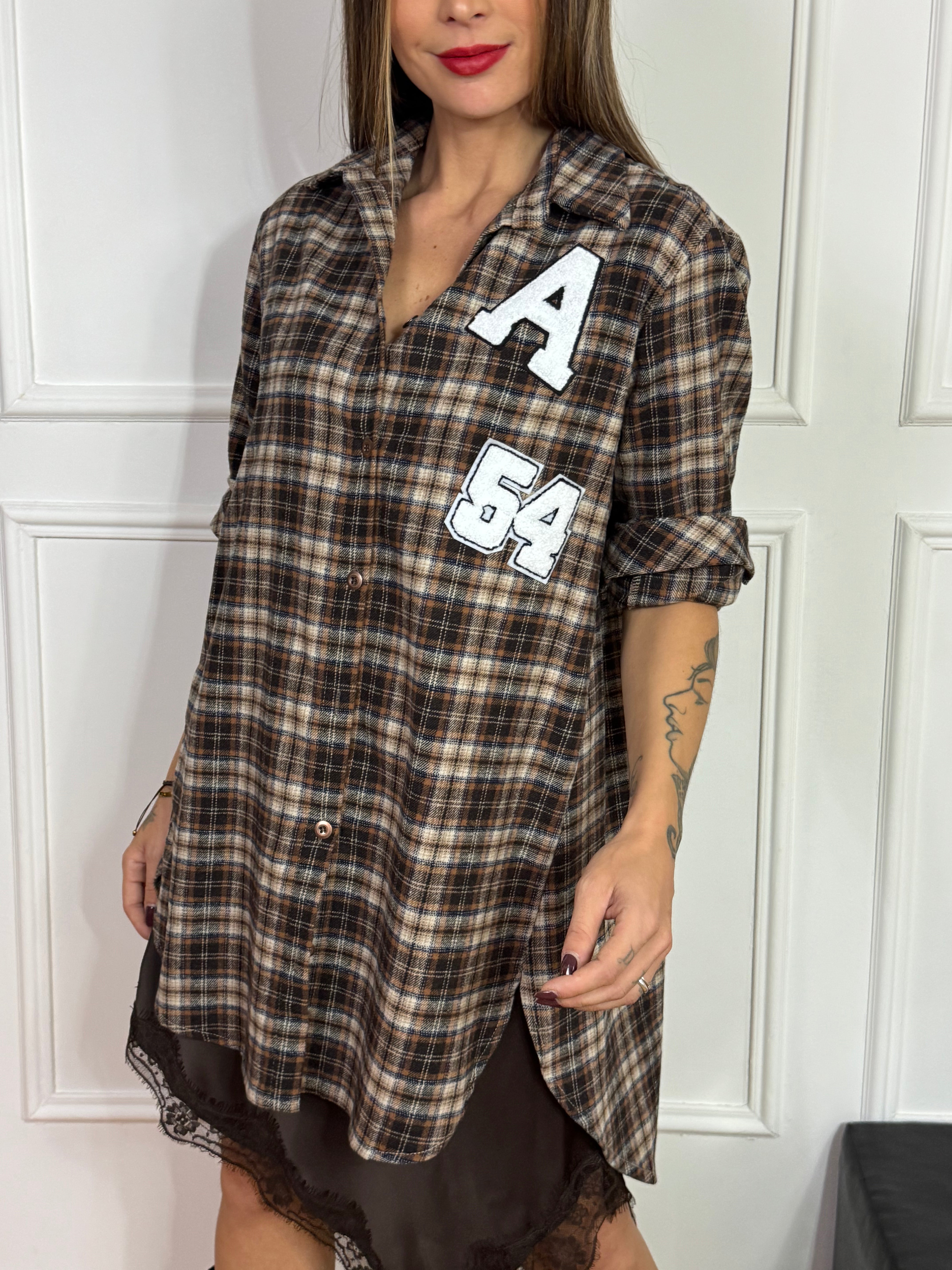 Abito chemisier corto / Camicia oversize Kikisix scozzese con patch