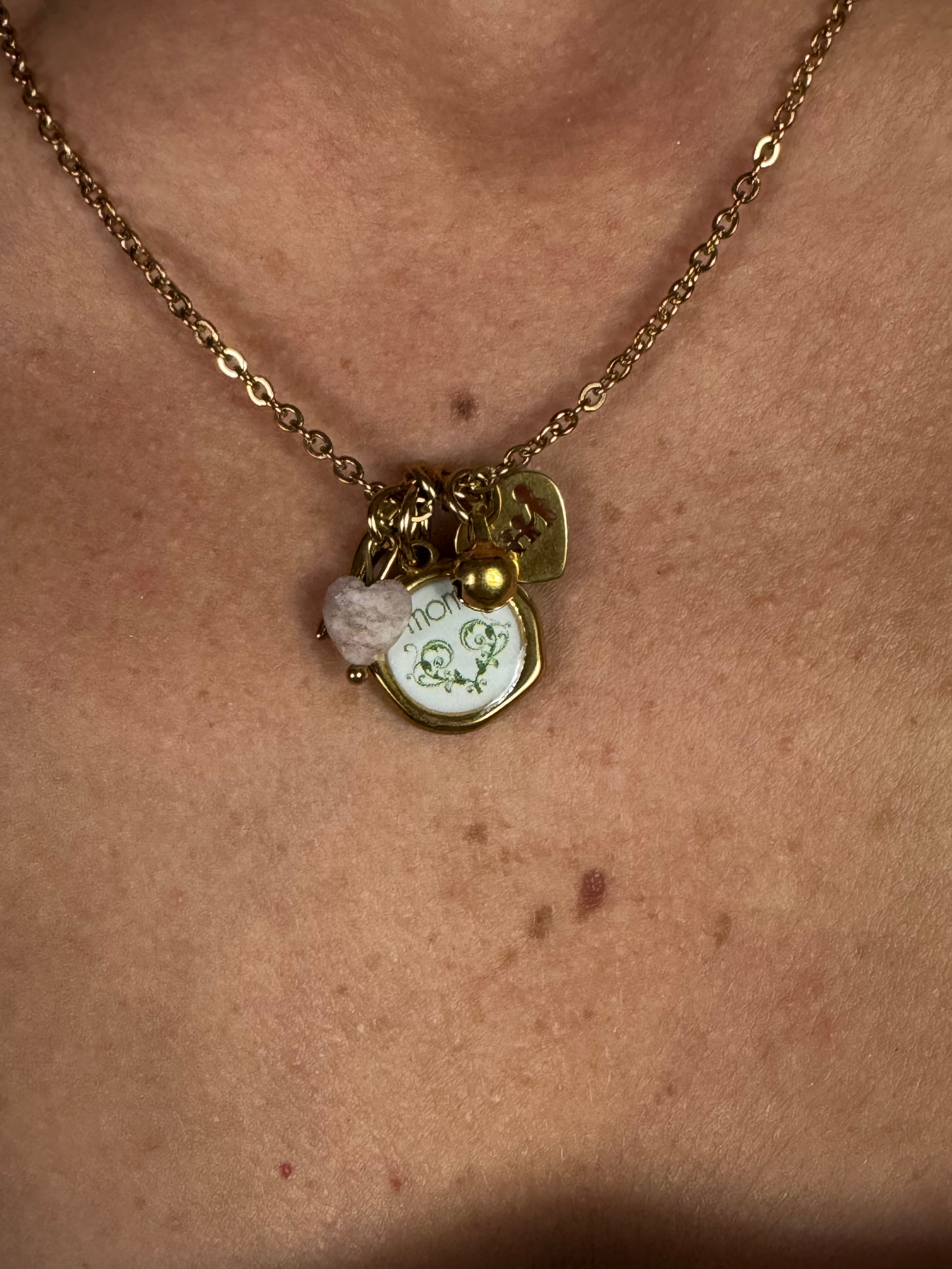 Collana con ciondoli Momi FAMILY, SONAGLIETTO, CORNETTO ORO, CUORICINO ROSA, CIONDOLO CON LOGO