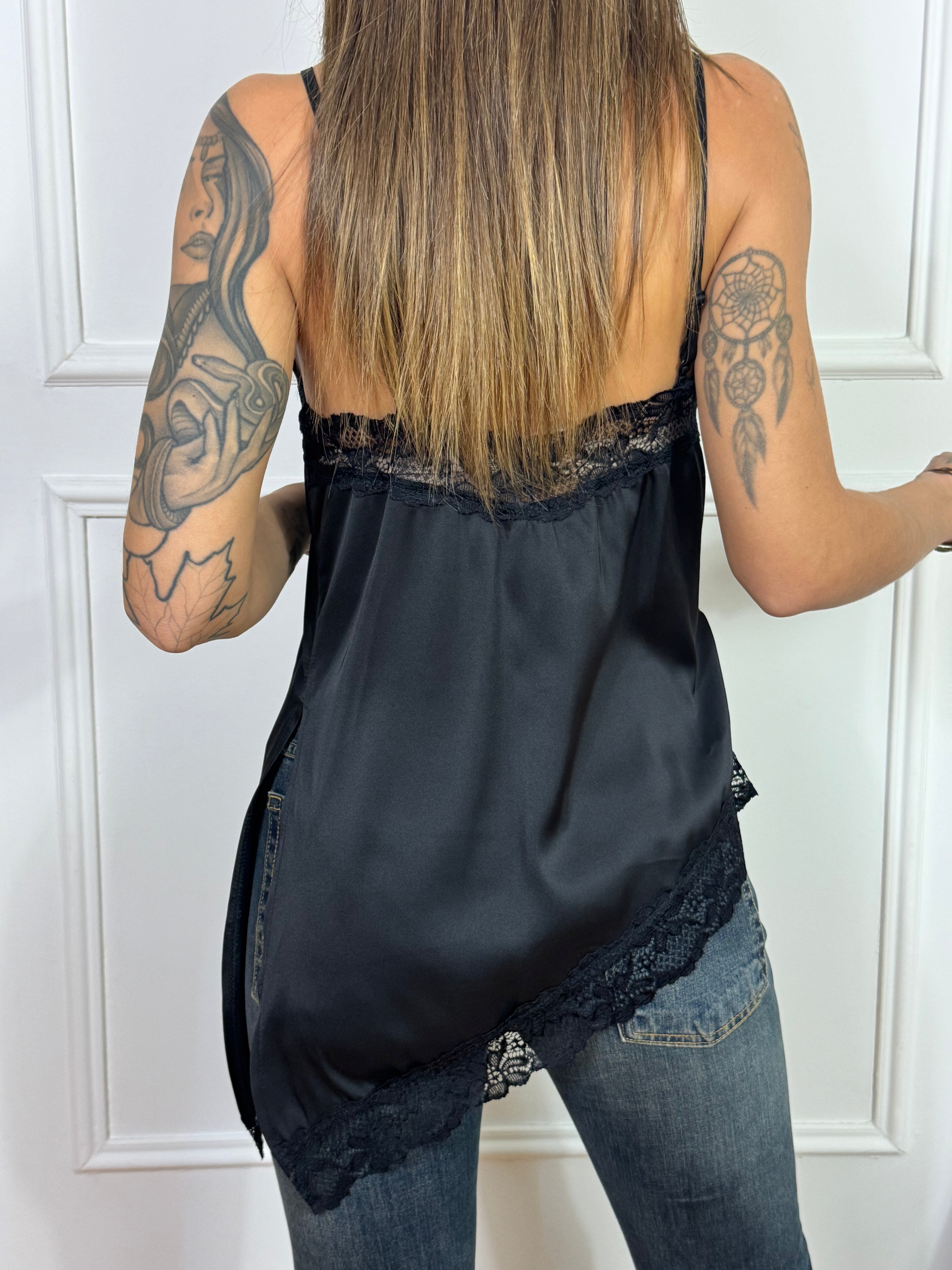 Top in raso asimmetrico Kikisix con dettagli in pizzo