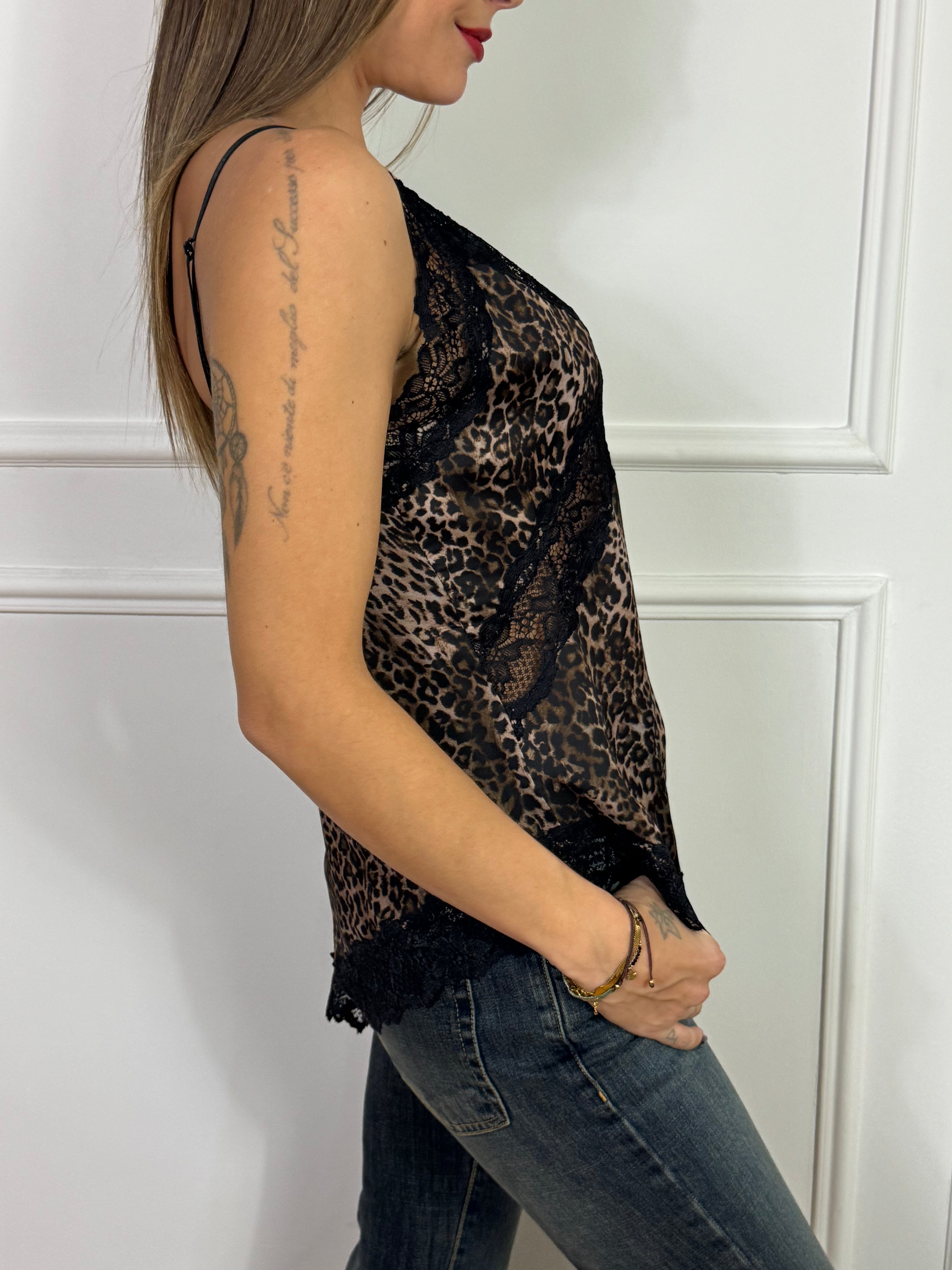 Top in raso asimmetrico Kikisix LEOPARDATO con dettagli in pizzo