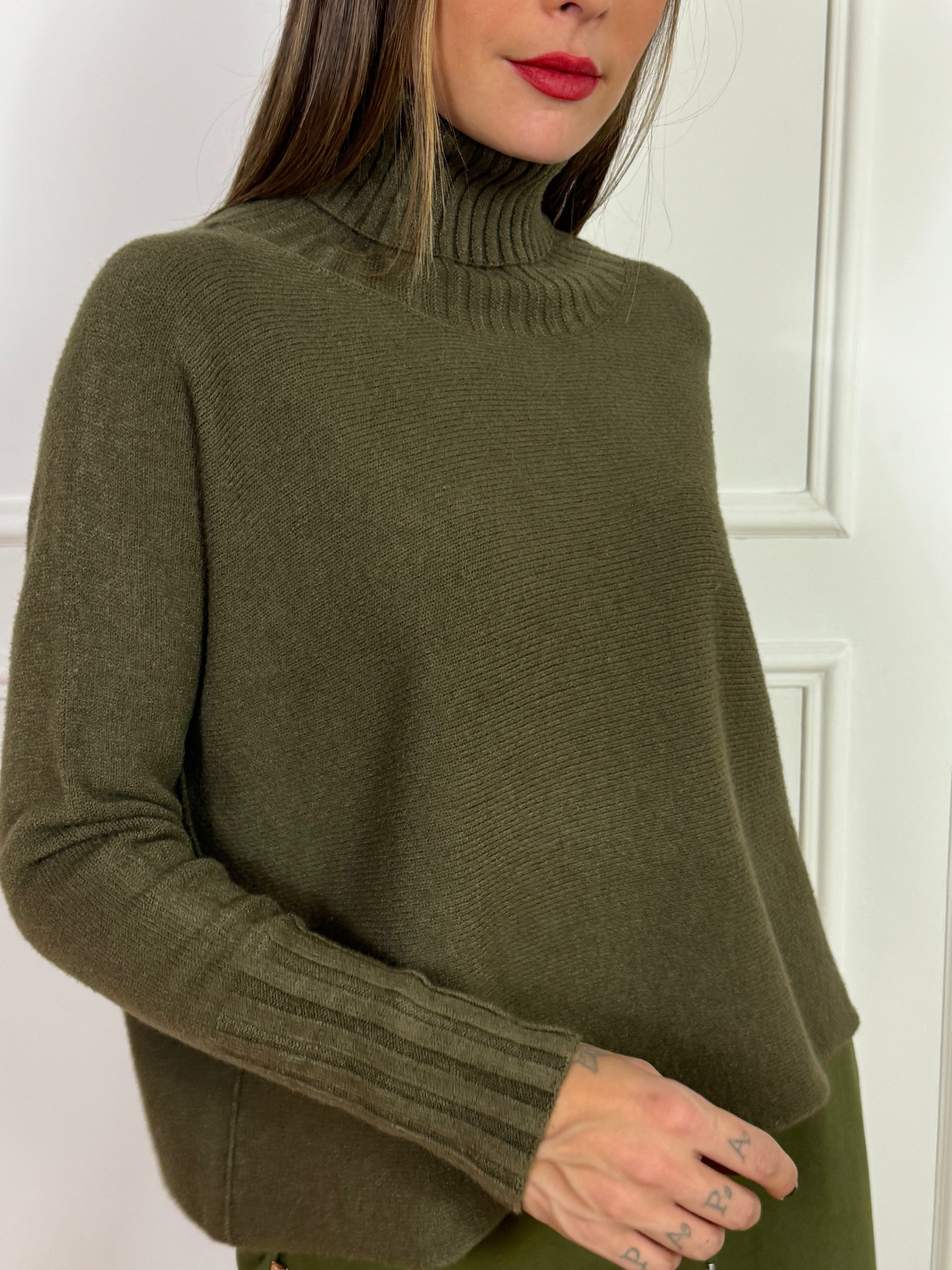 Maglia collo alto Manila Grace modello VALERIA