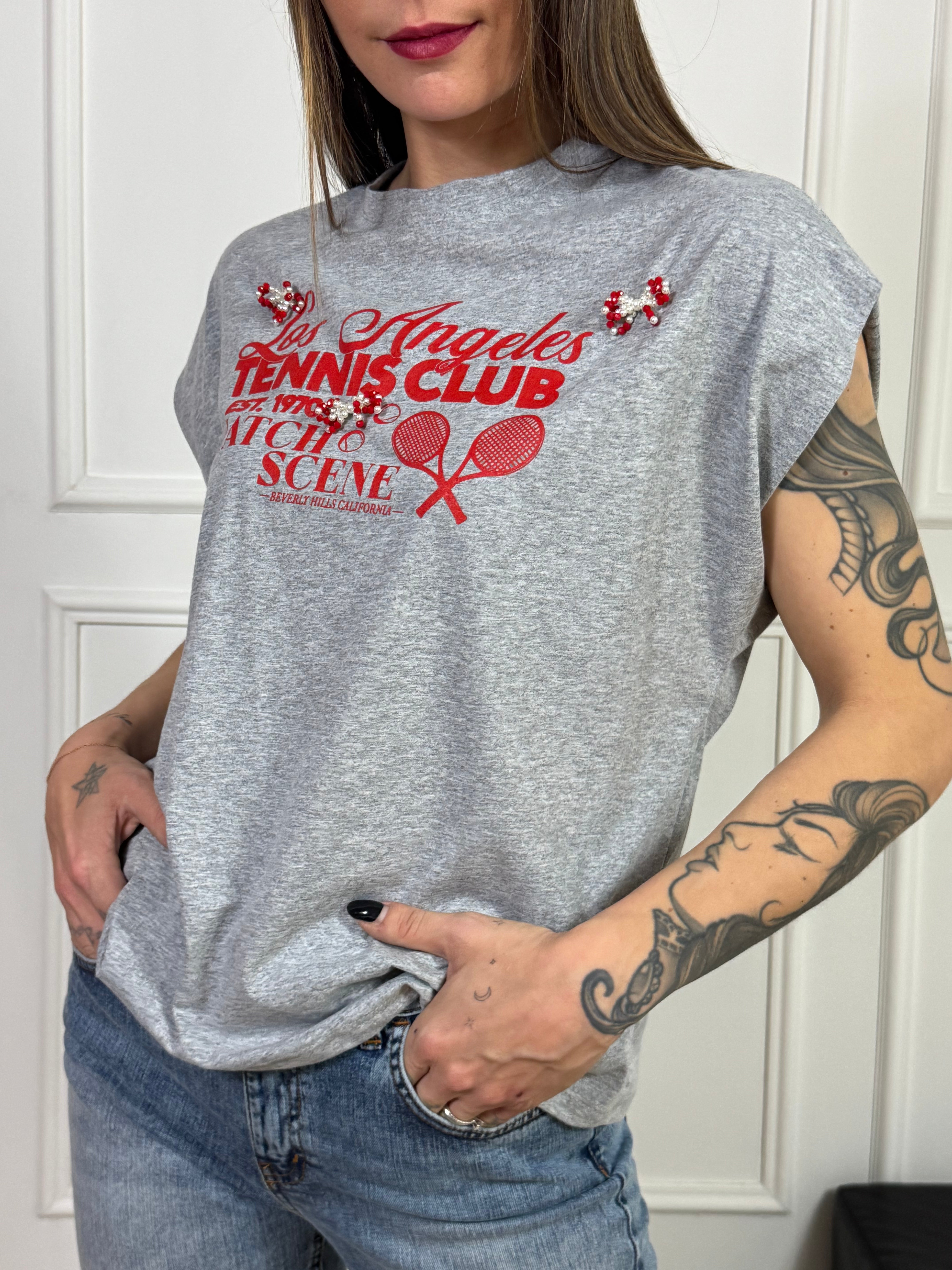 T-shirt Susy Mix con scritta e applicazioni gioiello TENNIS CLUB