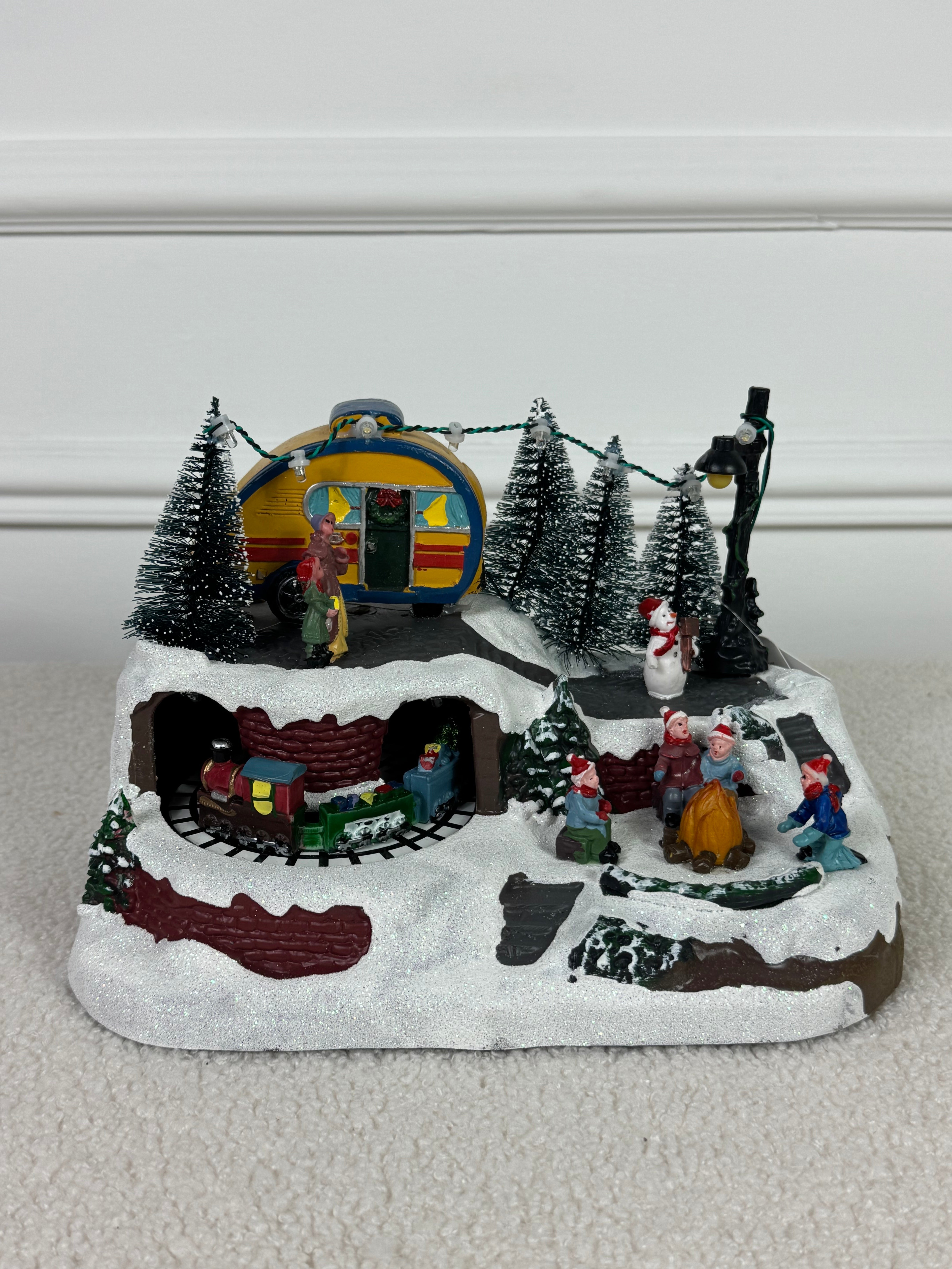 Paesaggio con roulotte e led