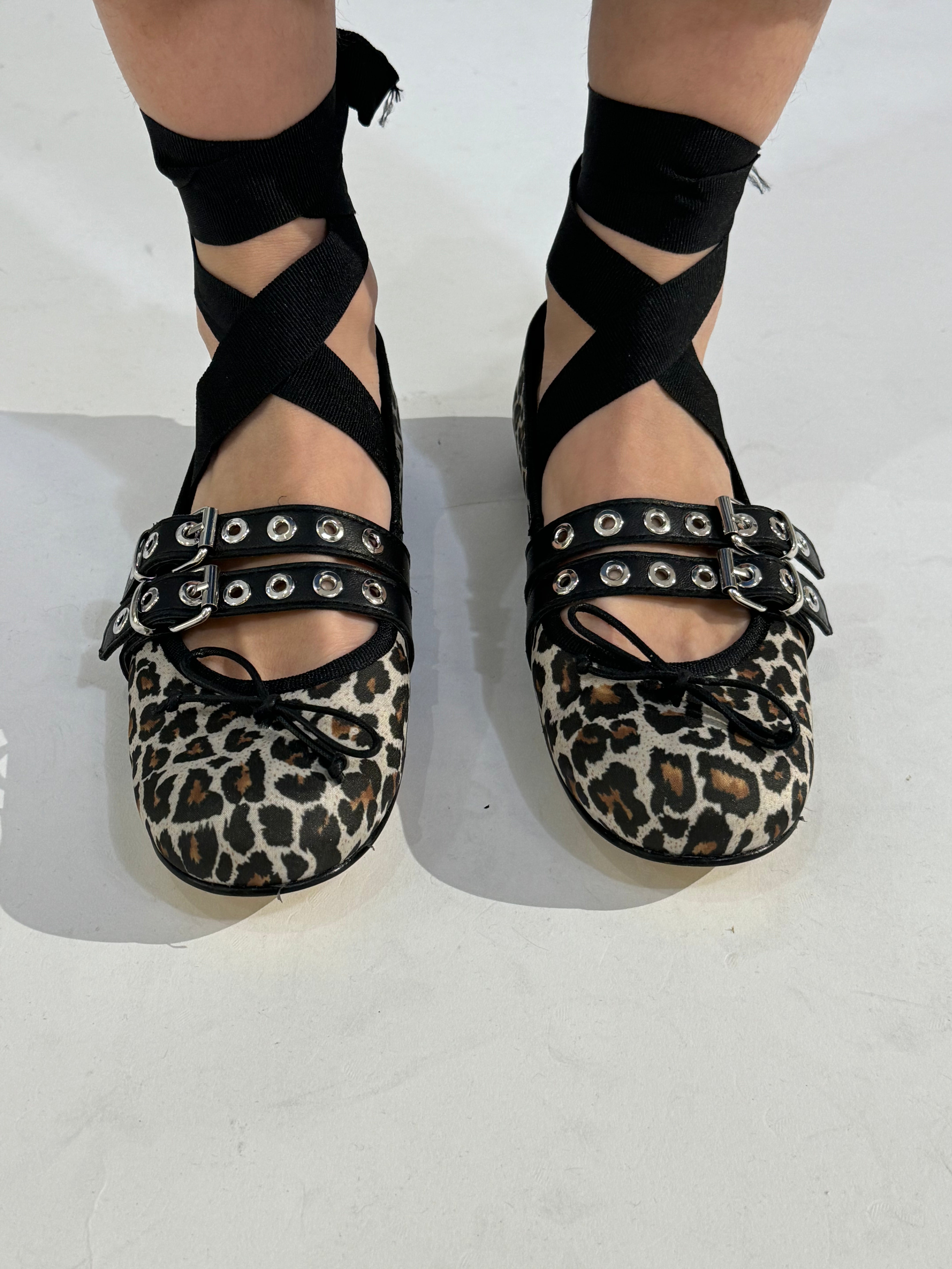 Ballerine Ovyè in vera pelle con laccetto LEOPARDATO