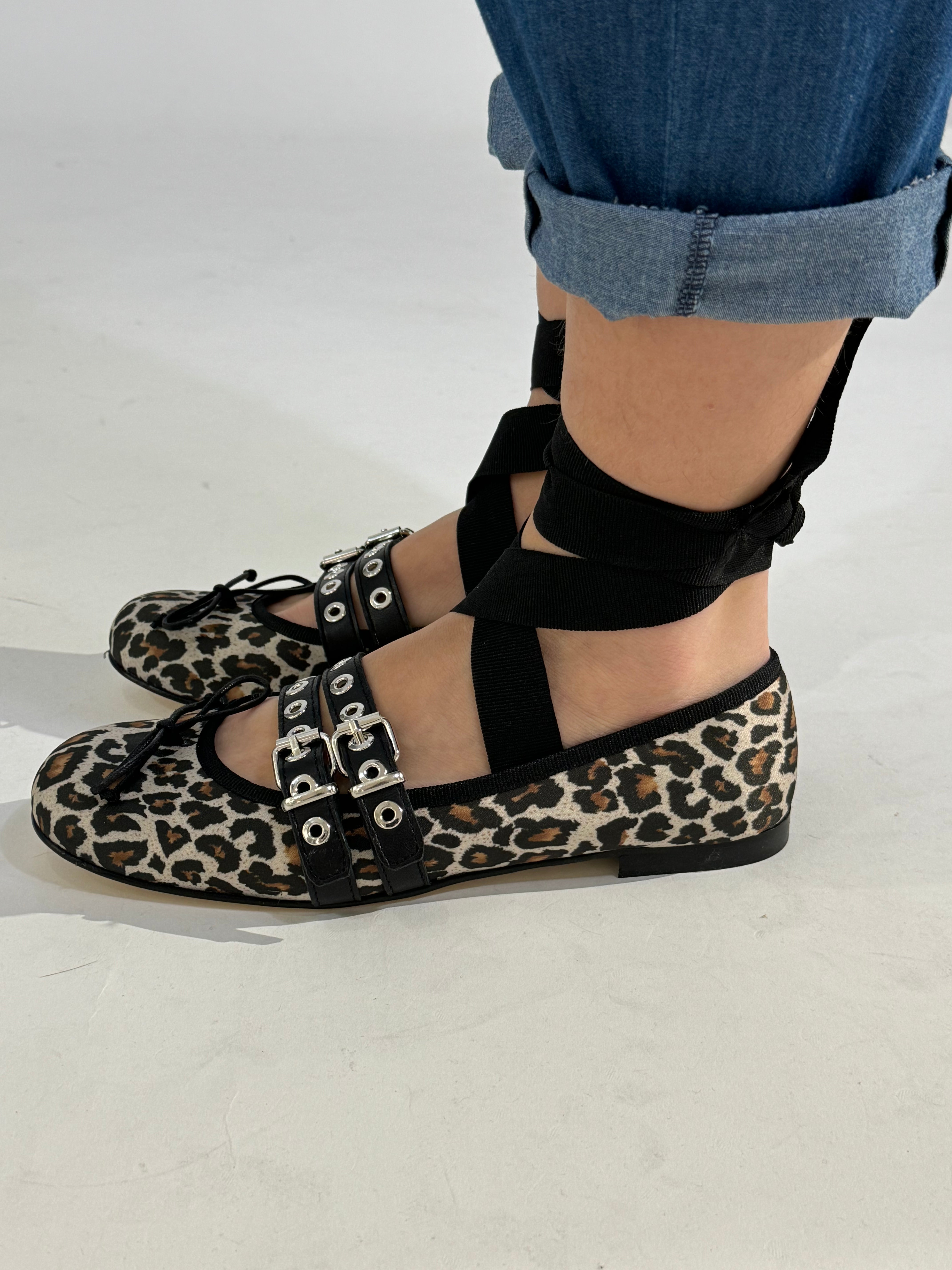 Ballerine Ovyè in vera pelle con laccetto LEOPARDATO