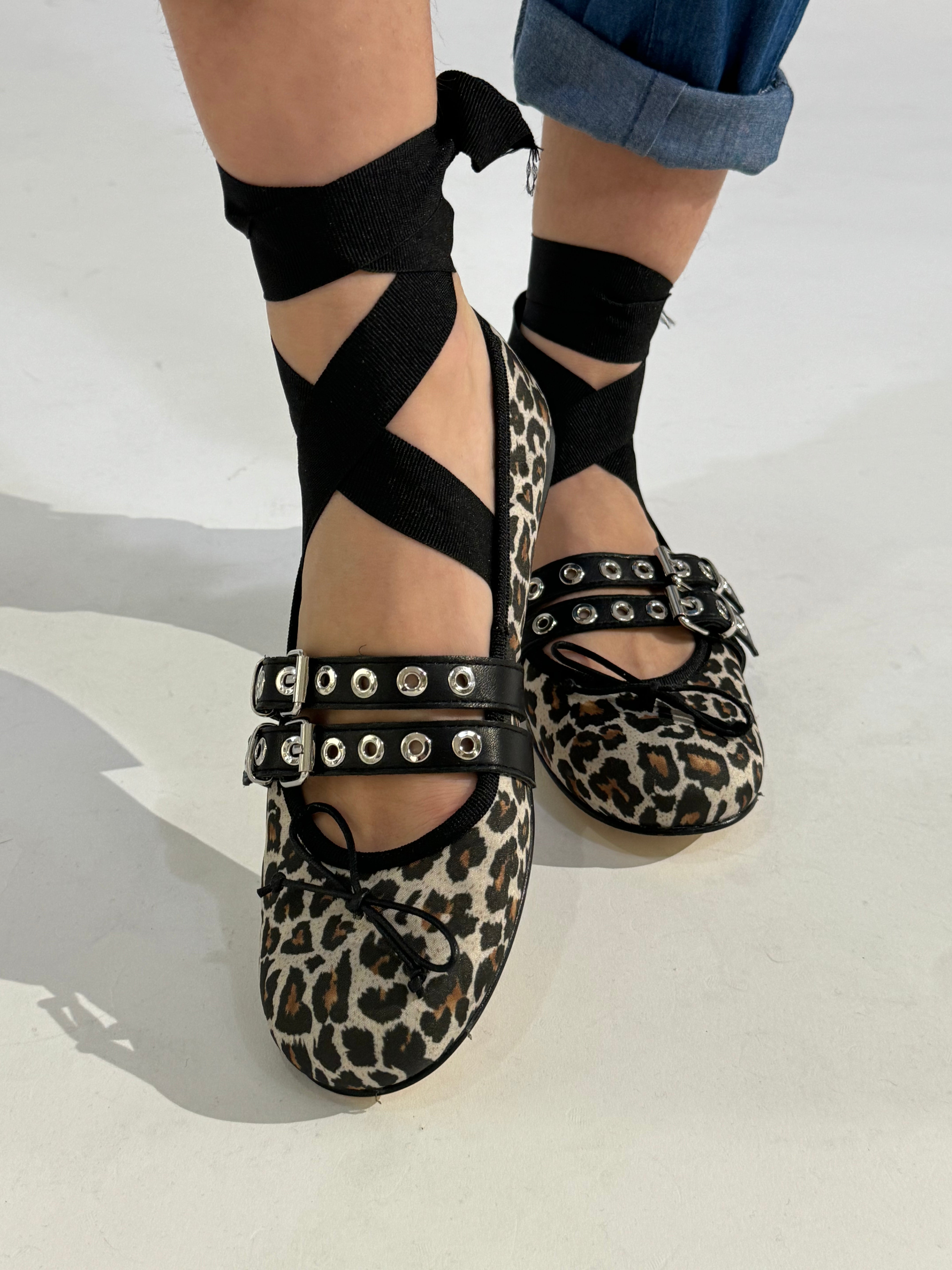 Ballerine Ovyè in vera pelle con laccetto LEOPARDATO