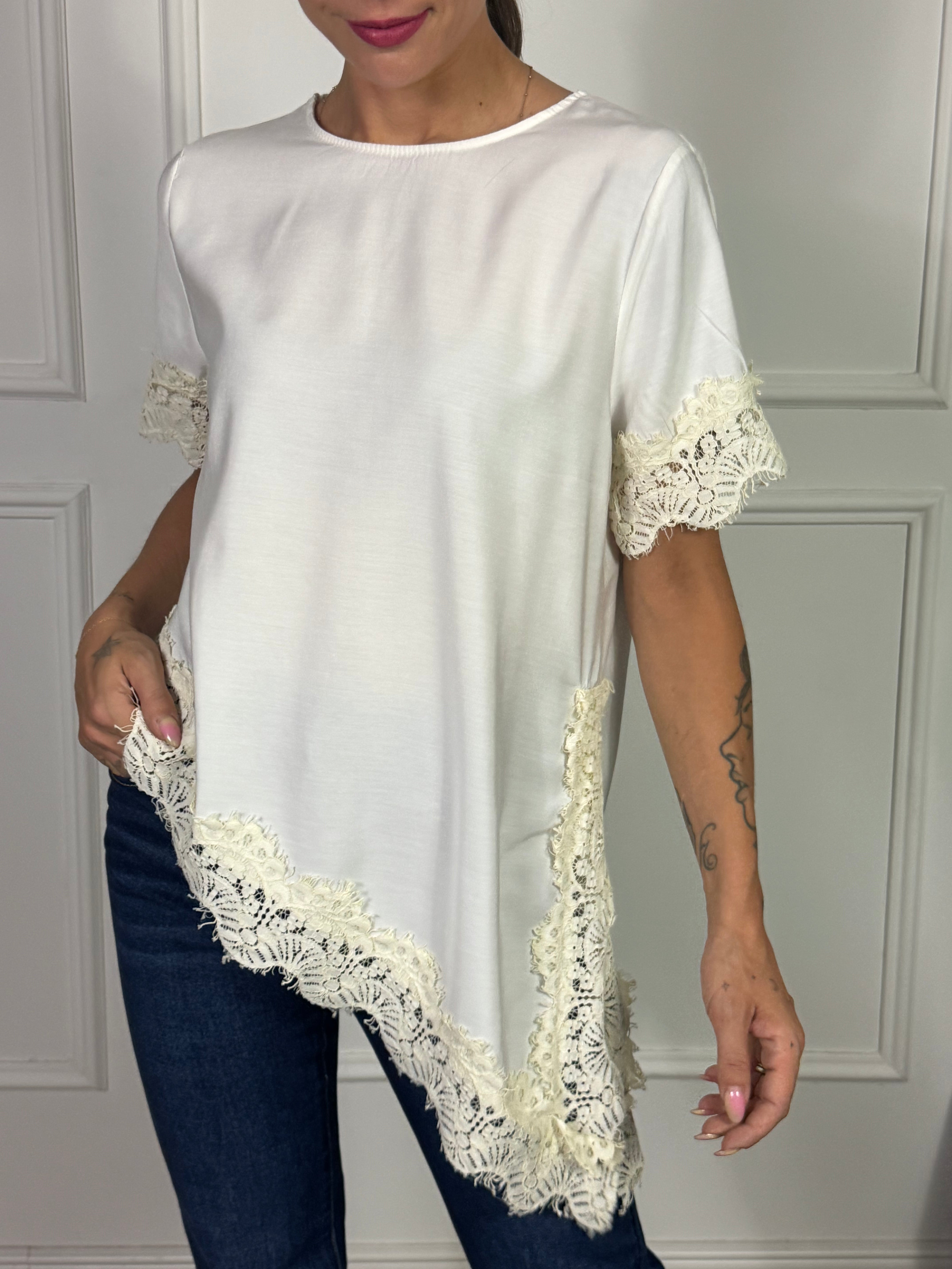 Maglia manica corta asimmetrica VICTORIA ILMH con inserti pizzo