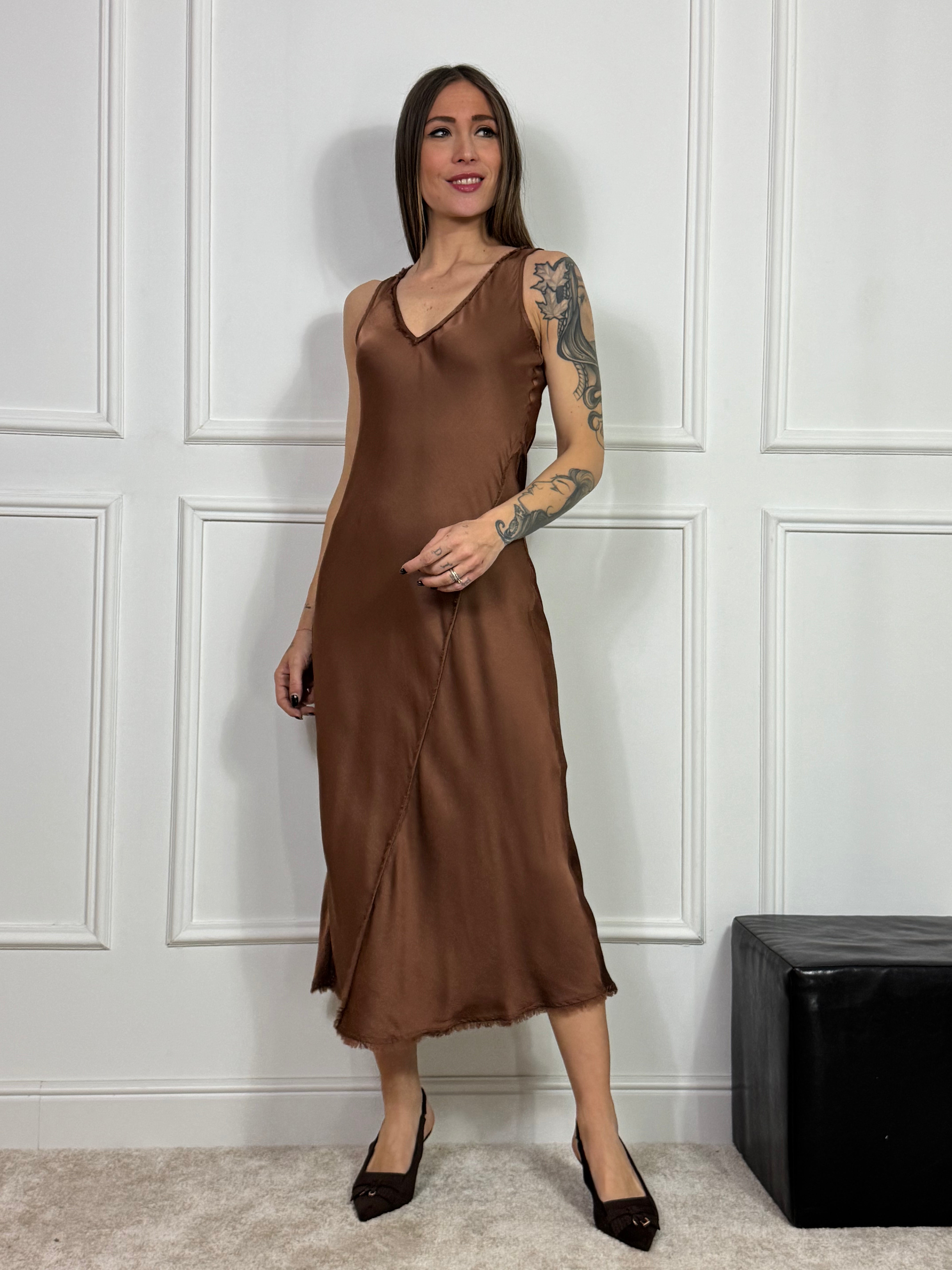 Abito LUNGO in viscosa raso Manila Grace smanicato con sfrangiature