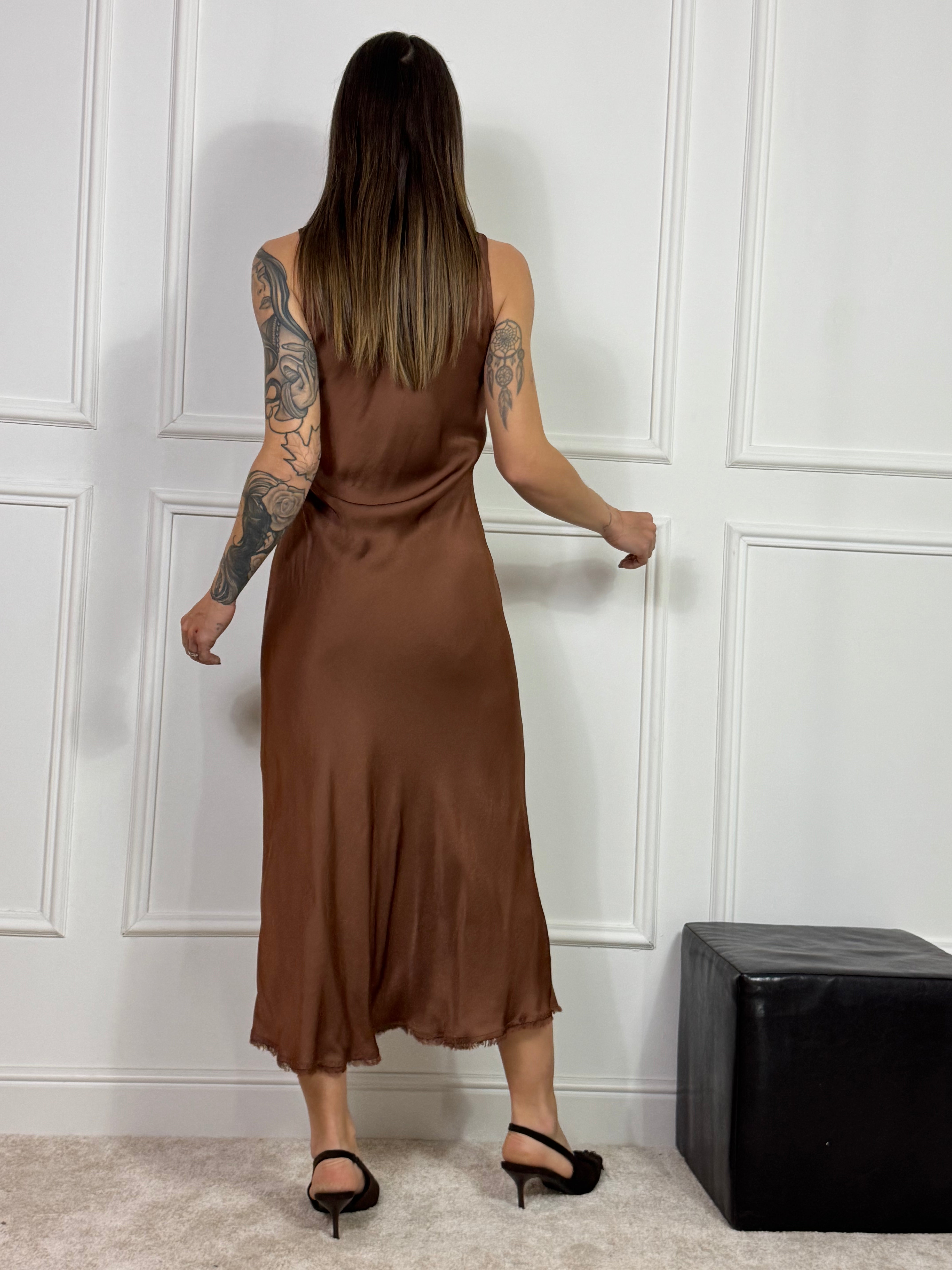 Abito LUNGO in viscosa raso Manila Grace smanicato con sfrangiature